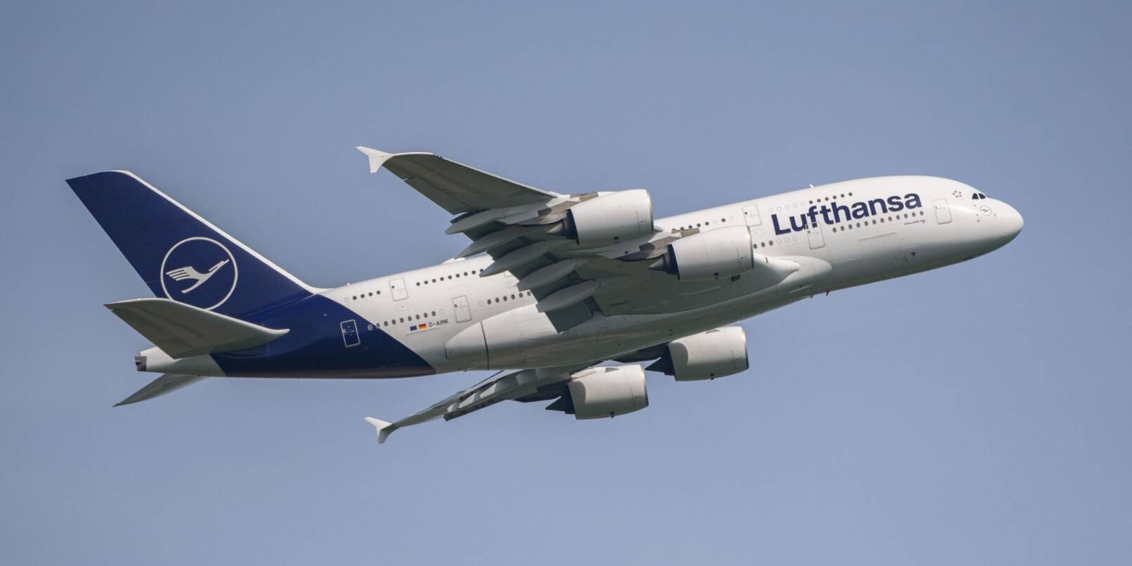 Eine Lufthansa-Maschine des Typs Airbus A380 beim im Anflug auf den Flughafen.
