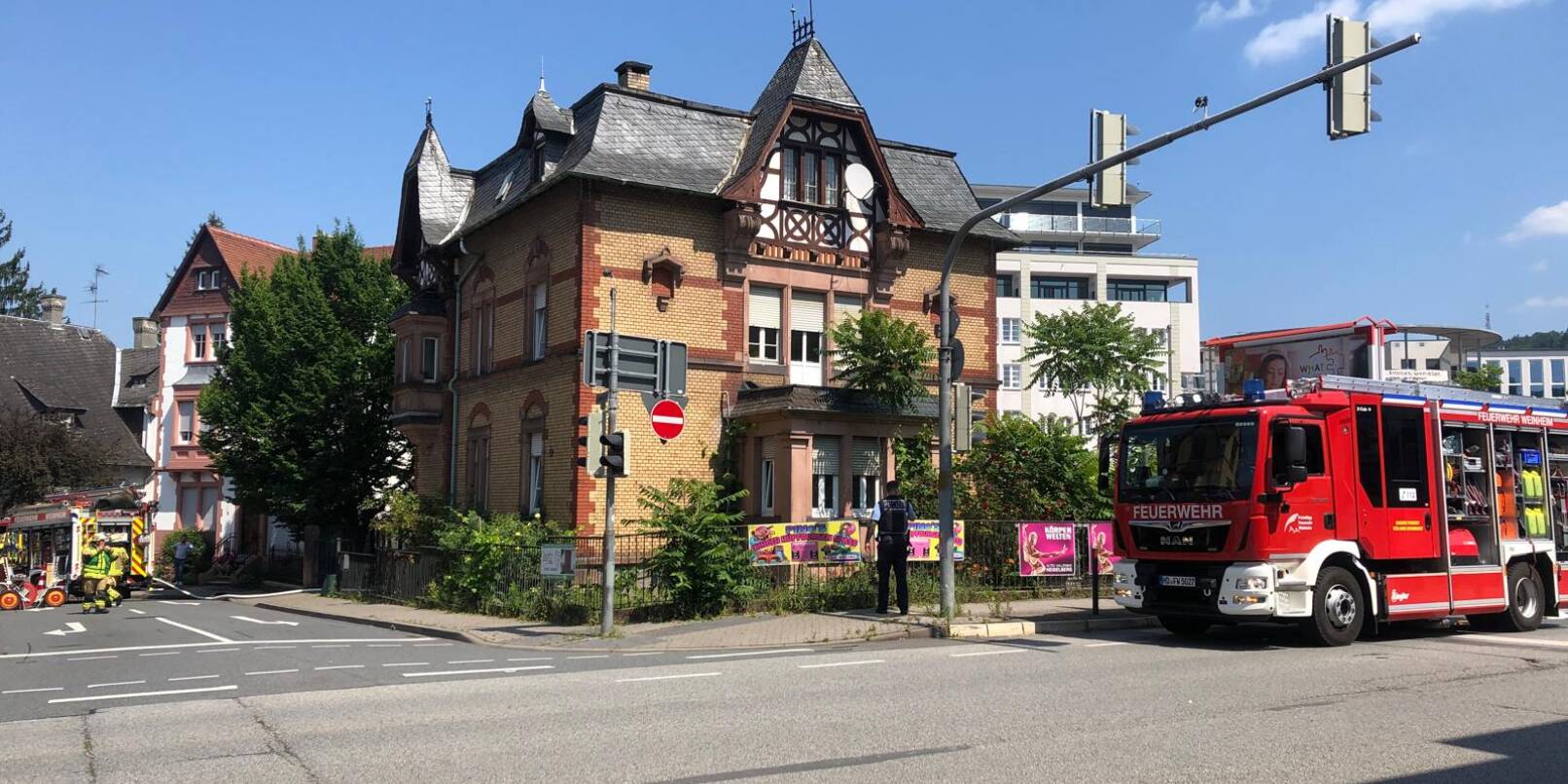 Das Feuer war im Hof dieses Mehrfamilienhauses an der Ecke der Ludwigstraße und Bergstraße in Weinheim angebrochen – in direkter Nachbarschaft zum Drei-Glocken-Center. Das Feuer war im Hof dieses Mehrfamilienhauses an der Ecke der Ludwigstraße und Bergstraße in Weinheim angebrochen – in direkter Nachbarschaft zum Drei-Glocken-Center.