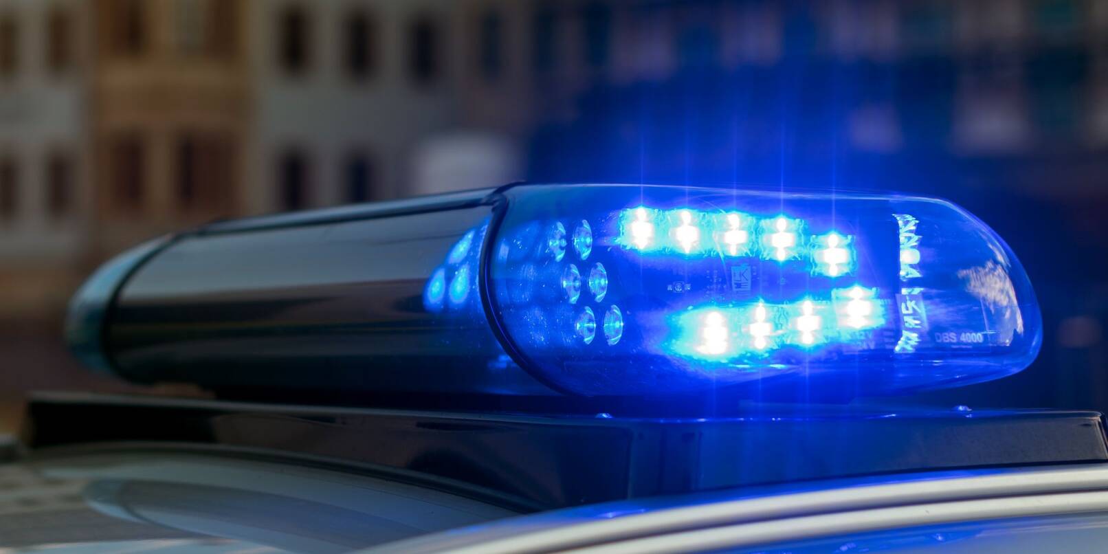 Das Blaulicht auf einem Fahrzeug der Polizei leuchtet.