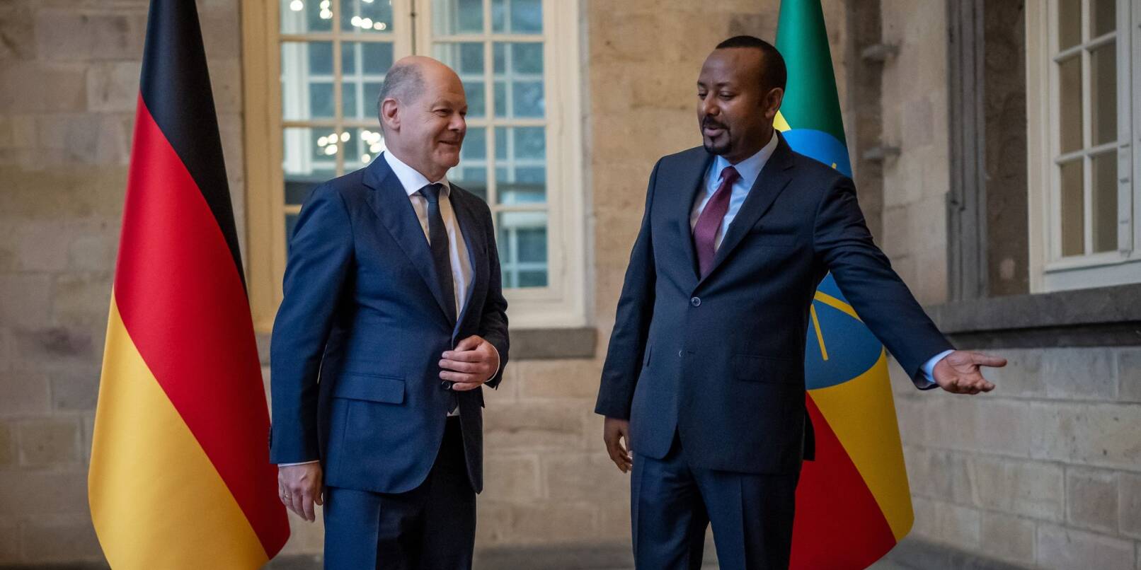 Bundeskanzler Olaf Scholz wird von dem äthiopischen Ministerpräsidenten Abiy Ahmed begrüßt.