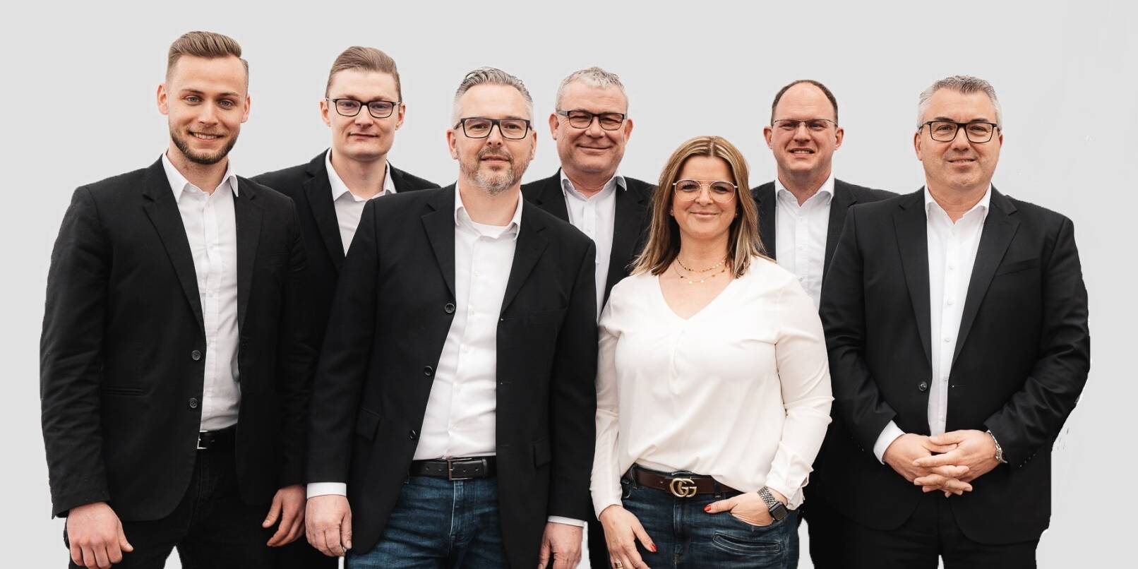 Kompetent und Kundennah. Das Team vom Autohaus Jöst. VlnR: Geschäftsführer Timo Sattler, Martin Barz, Michael Fric, Michael Radtke, Birgit Fric, Jörg Jäck und Verkaufsleiter Matthias Knapp Kompetent und Kundennah. Das Team vom Autohaus Jöst. VlnR: Geschäftsführer Timo Sattler, Martin Barz, Michael Fric, Michael Radtke, Birgit Fric, Jörg Jäck und Verkaufsleiter Matthias Knapp