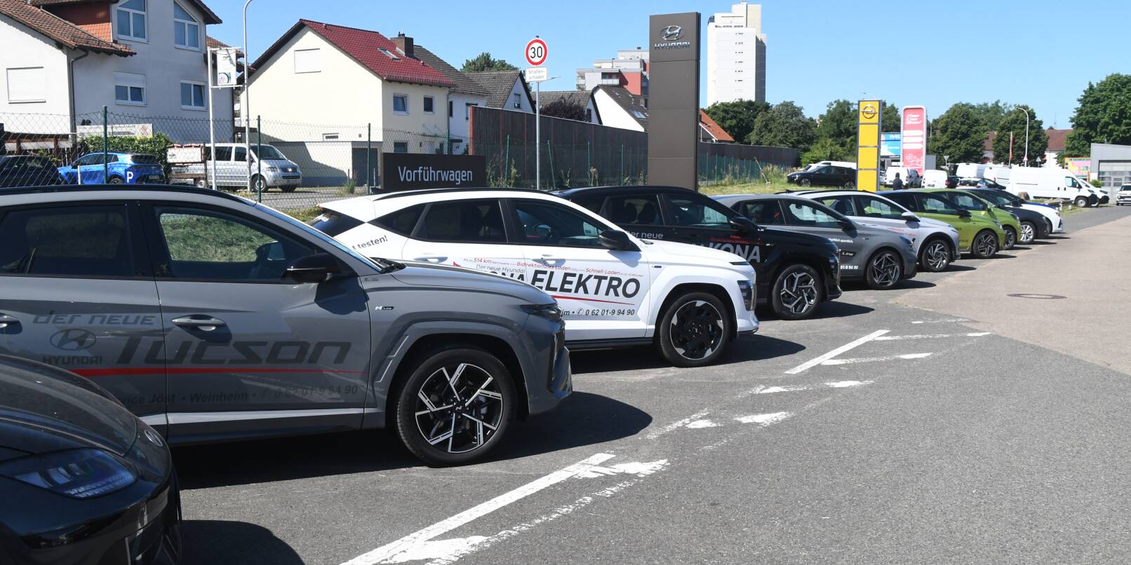 Immer auf dem neuesten Stand – der Fuhrpark bei Autohaus Jöst bietet für alle individuellen Bedürfnisse das richtige Auto. Immer auf dem neuesten Stand – der Fuhrpark bei Autohaus Jöst bietet für alle individuellen Bedürfnisse das richtige Auto.