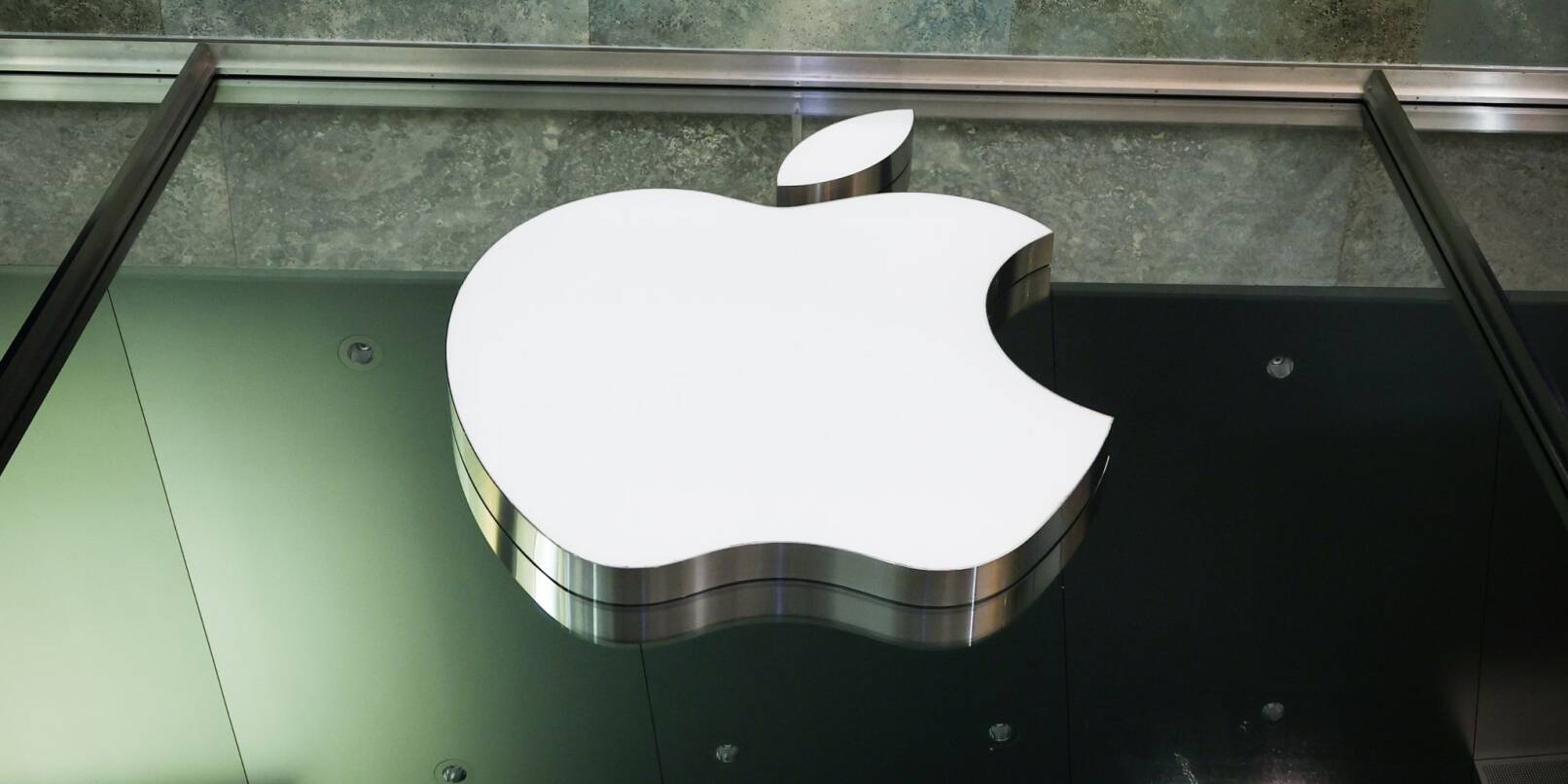 Das Logo des US-amerikanischen Technologieunternehmens Apple ist in am Apple Store Jungfernstieg in der Innenstadt von Hamburg zu sehen.