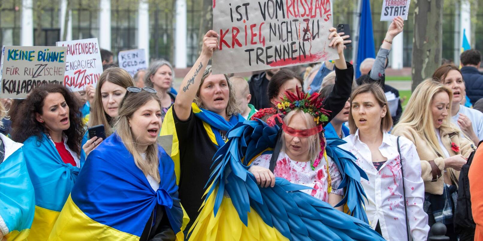 Demonstrantinnen üben Solidarität für die Ukraine und gegen den Auftritt von Anna Netrebko im Staatstheater Wiesbaden.
