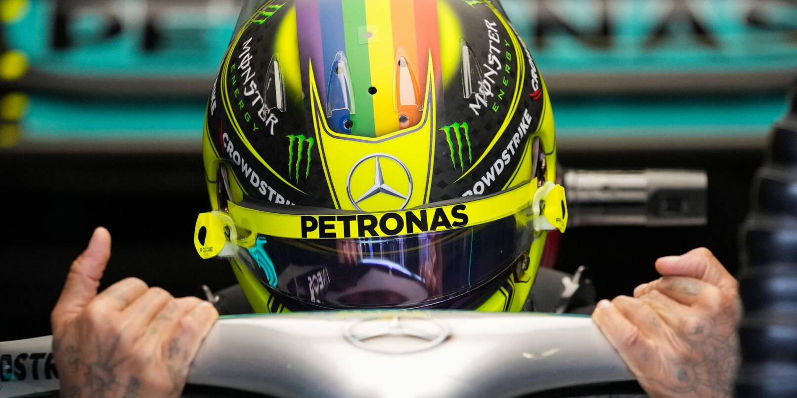 Wird in Miami mit dem Regenbogen-Helm fahren: Lewis Hamilton.