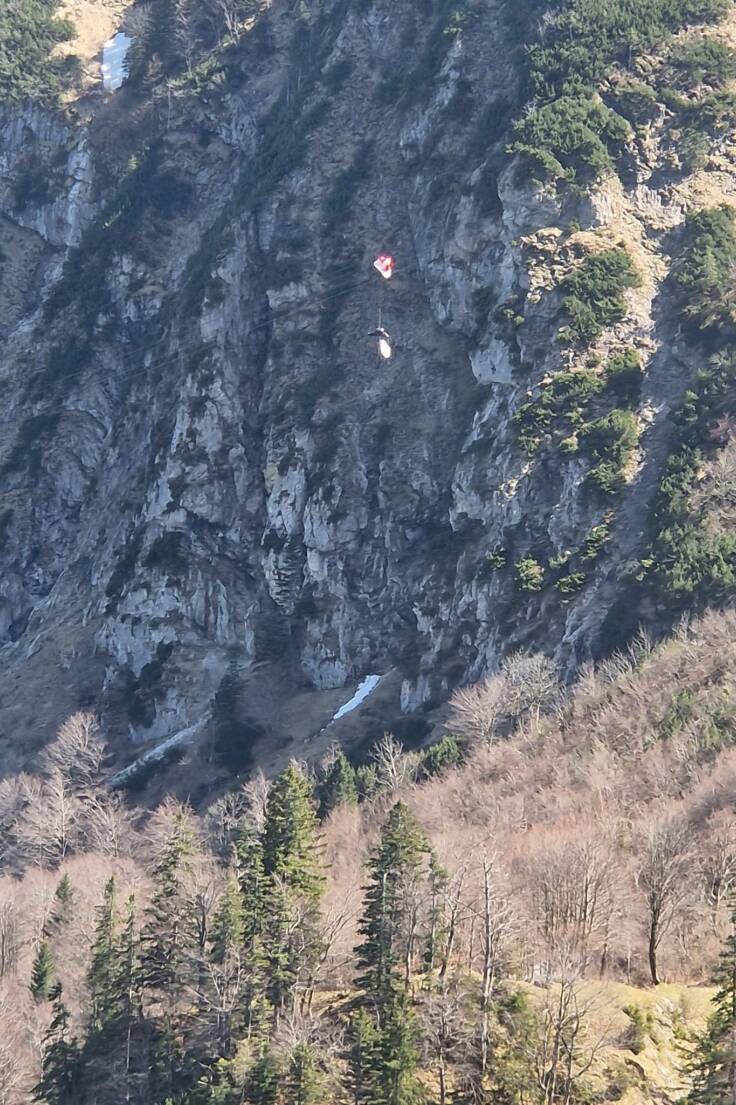 Ein Gleitschirmflieger in den Seilen einer Seilbahn in Oberbayern - er konnte gerettet werden.
