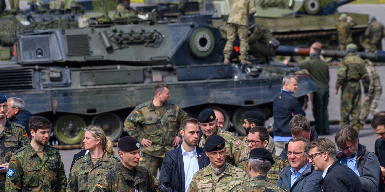Bundesverteidigungsminister Boris Pistorius (3.v.r) und sein dänischer Amtskollege Troels Lund Poulsen (2.v.r) sprechen mit Bundeswehrsoldaten.