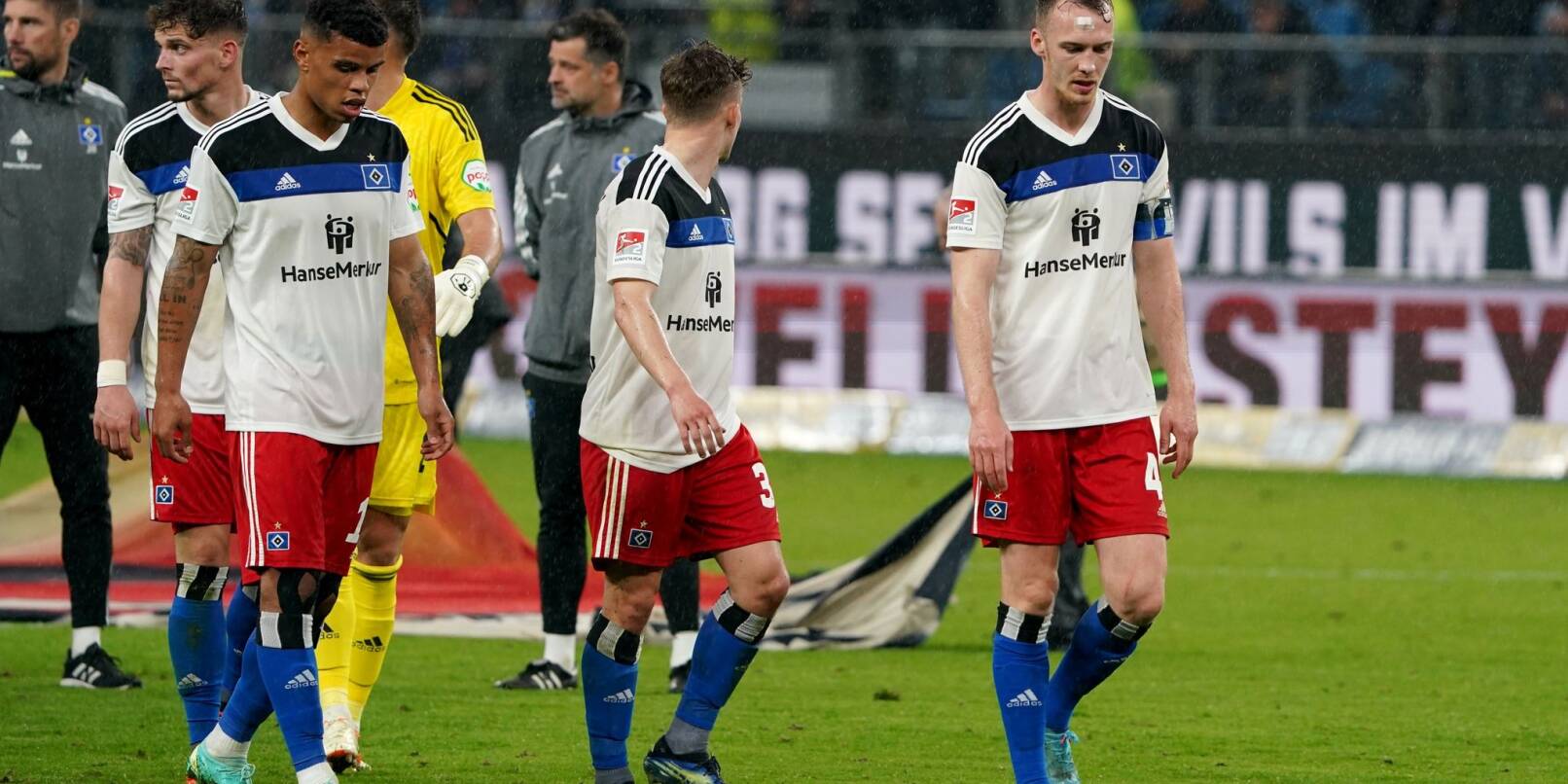 Betrübte Stimmung nach der Punkteteilung: Die Hamburger Spieler um Sebastian Schonlau (r) gehen nach dem Spiel zu den Fans.