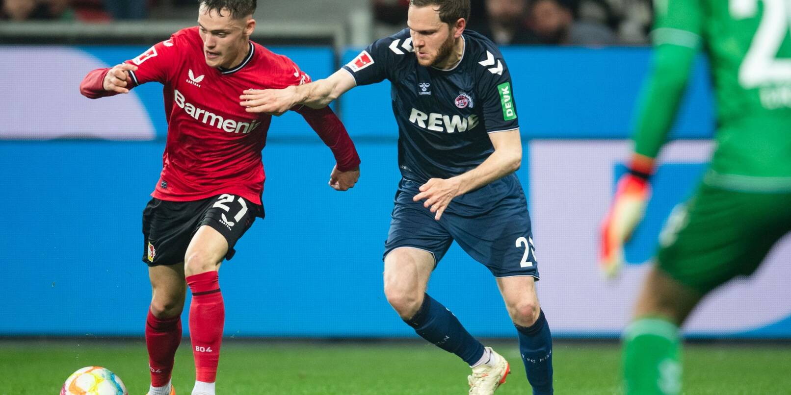 Leverkusens Florian Wirtz (l) und Kölns Benno Schmitz kämpfen um den Ball. Leverkusens Florian Wirtz (l) und Kölns Benno Schmitz kämpfen um den Ball.