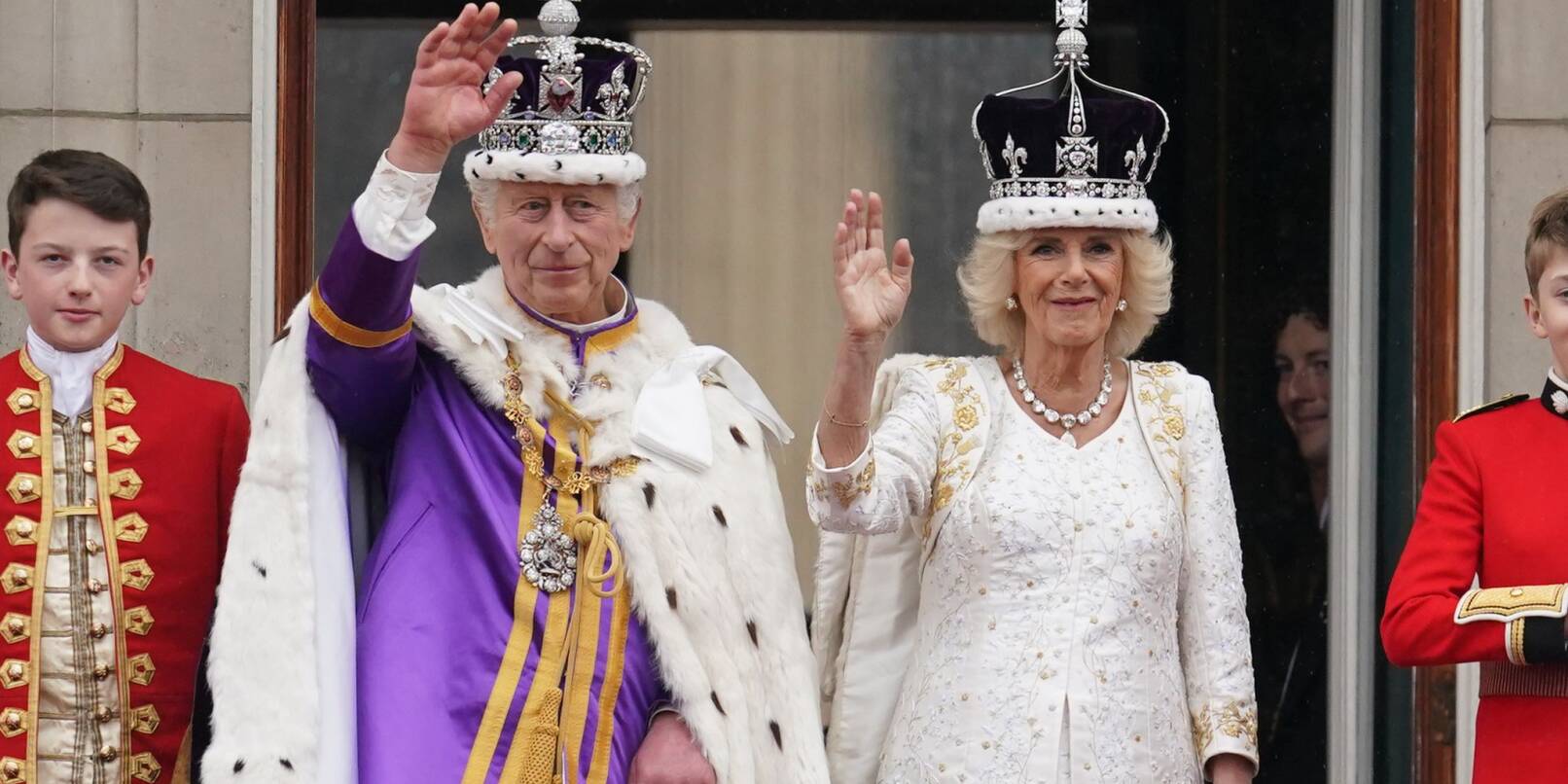 Die frisch gekrönten König Charles III. und Königin Camilla winken vom Balkon des Buckingham Palastes der Menge zu.