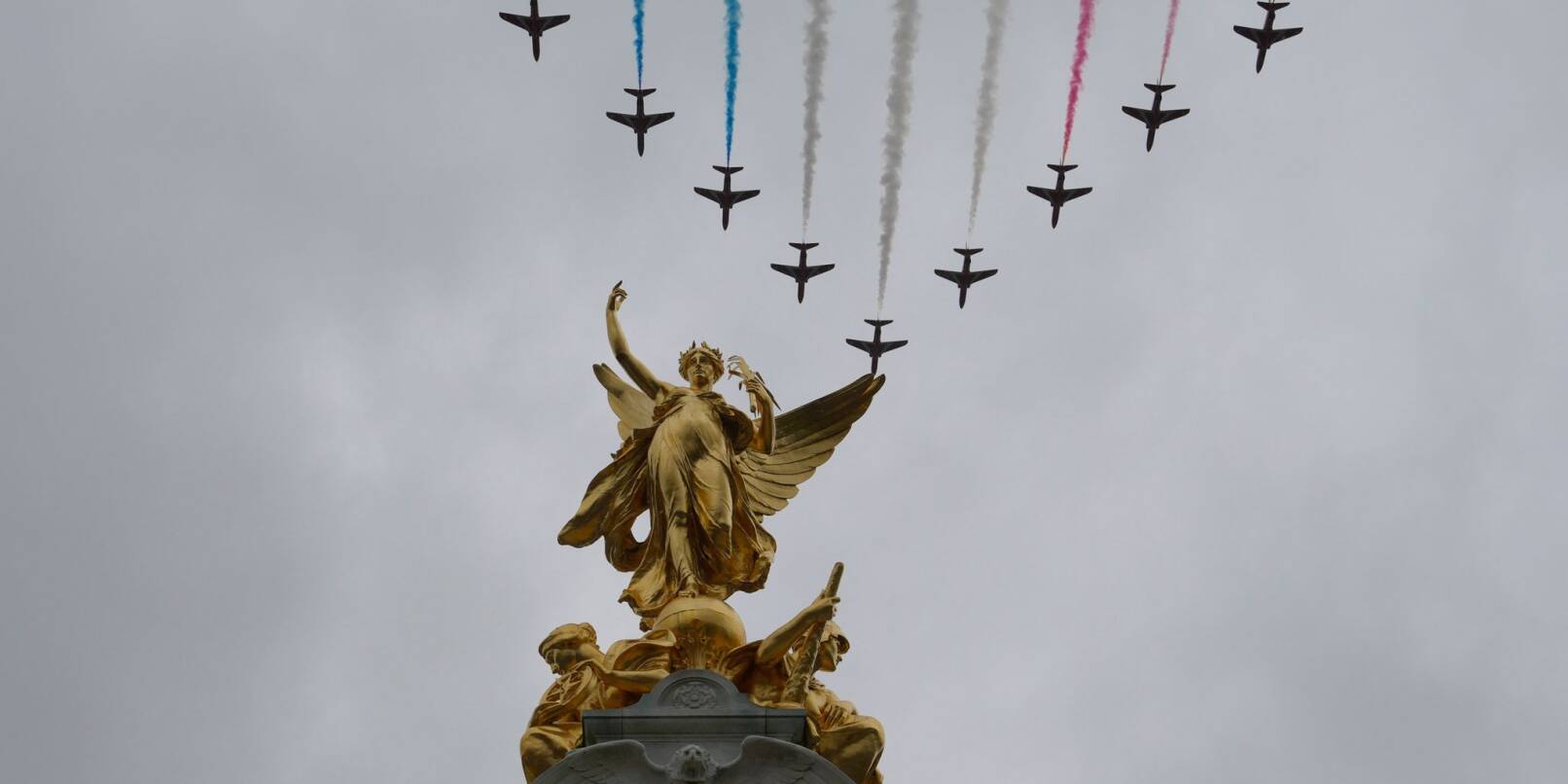 Die Farben des Union Jack am Himmel: Jets der Royal Air Force überfliegen das Victoria Memorial in der Nähe des Buckingham Palace.