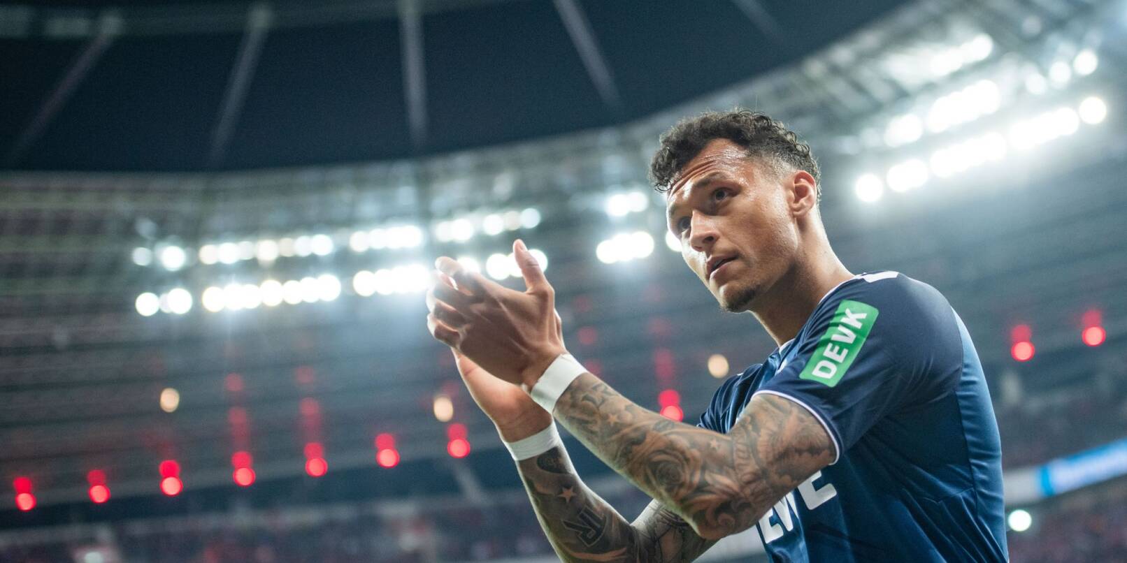 Kölns Davie Selke bedankt sich nach seiner Auswechslung bei den Fans. Kölns Davie Selke bedankt sich nach seiner Auswechslung bei den Fans.
