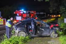Auto prallt gegen Verkehrsschild und Baum: Drei Verletzte
