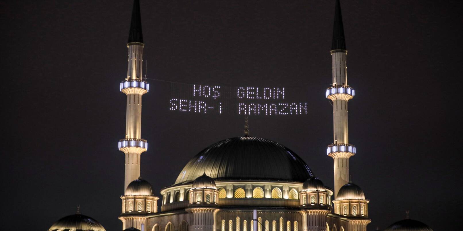 Erste Nacht des muslimischen heiligen Monats Ramadan in der Großen Moschee Hagia Sophia in Istanbul.