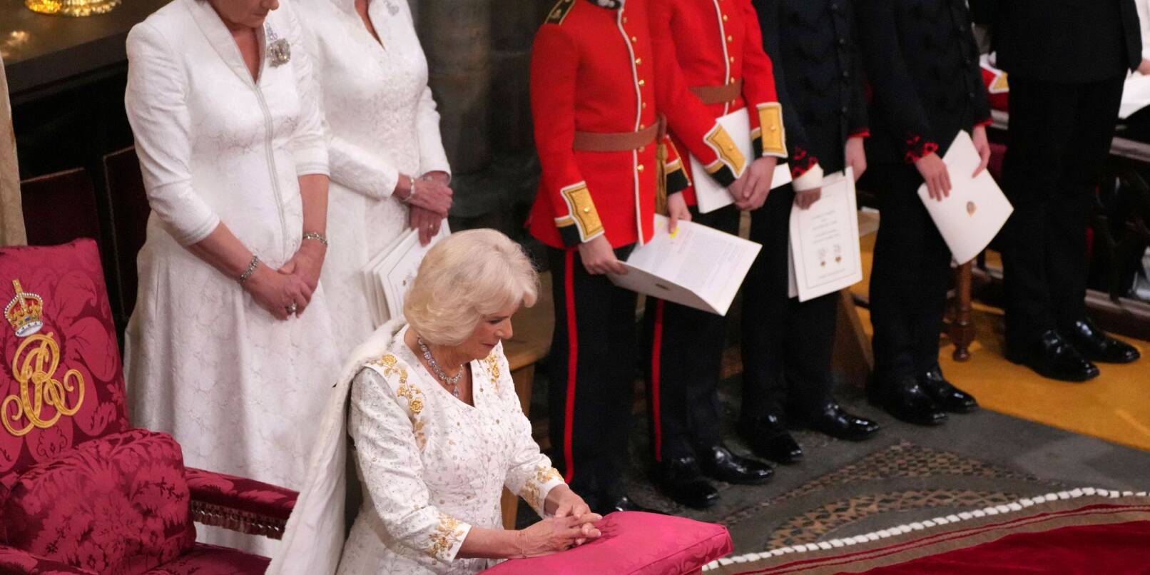 Königsgemahlin Camilla kniet während der Krönungszeremonie in der Westminster Abbey.