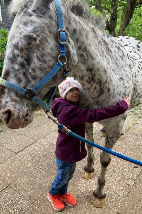 Frida freut sich, hoffentlich bald wieder Zeit mit ihrem Lieblingspferd Flocke verbringen zu können. Frida freut sich, hoffentlich bald wieder Zeit mit ihrem Lieblingspferd Flocke verbringen zu können.