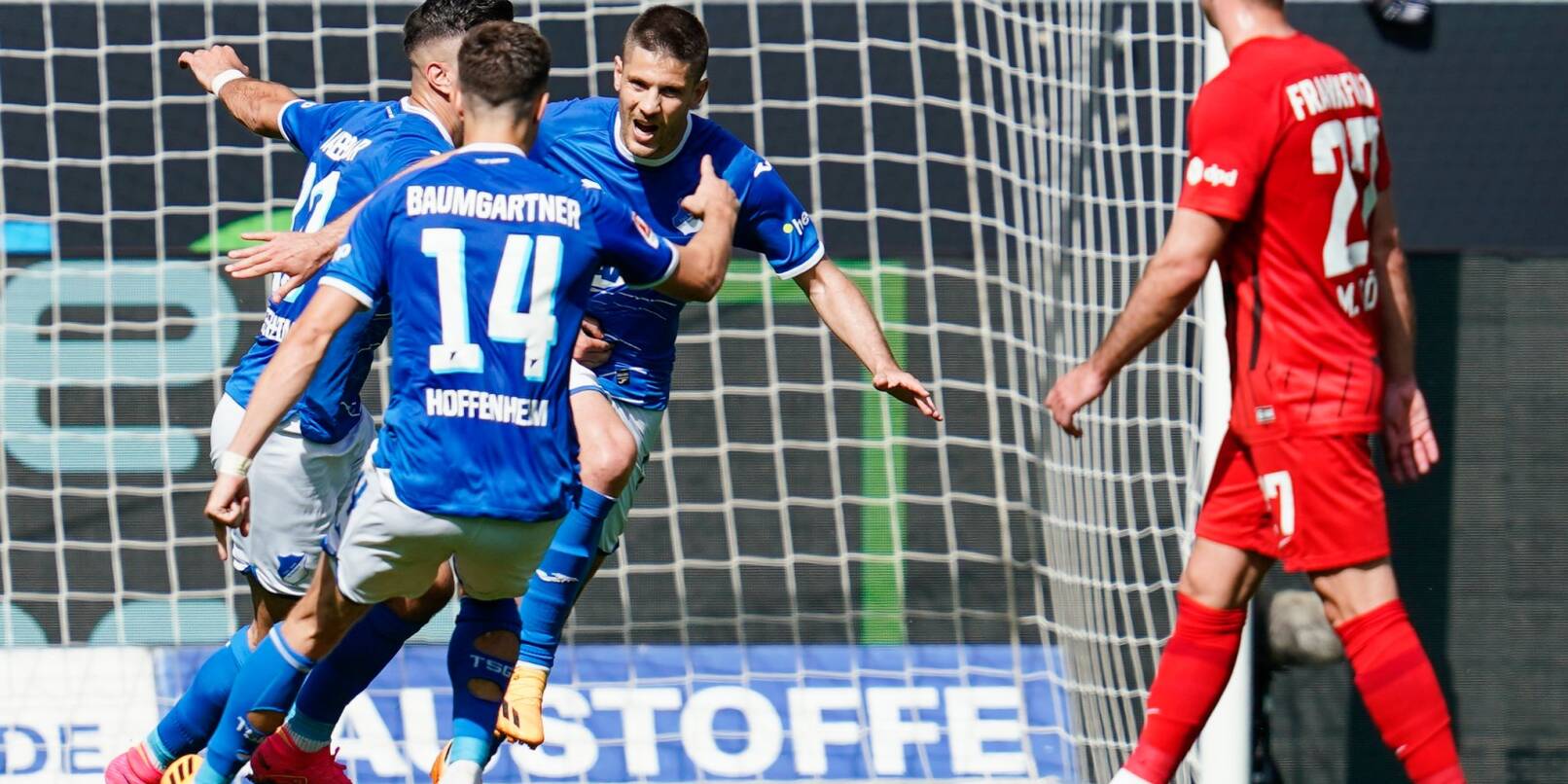 Hoffenheims Torschütze Andrej Kramaric (M) jubelt mit Mannschaftskollegen über das Elfmetertor zum 2:0.