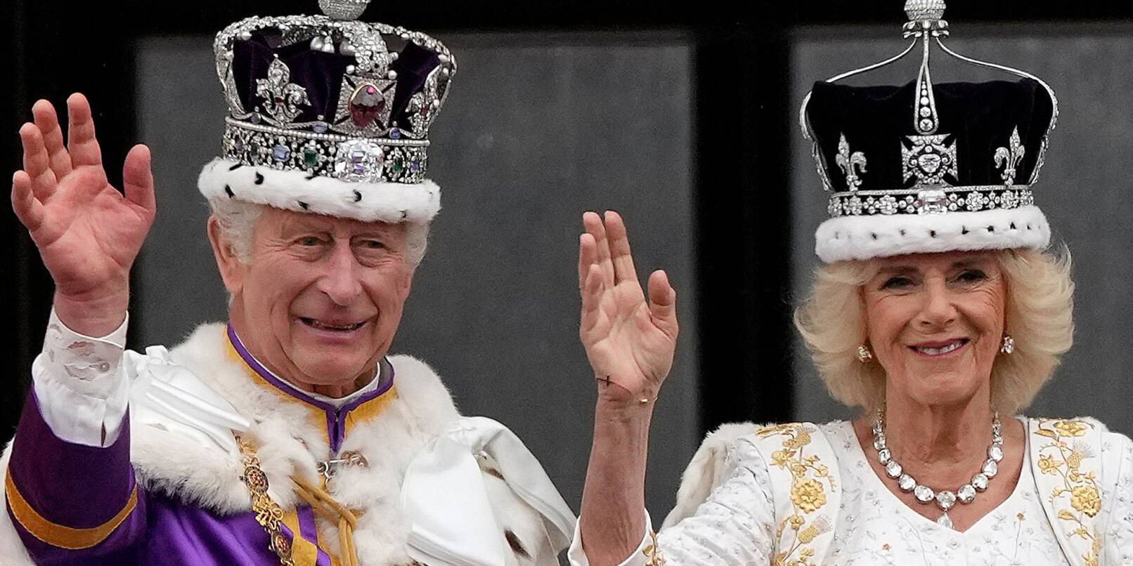 Großbritanniens König Charles III. und Königin Camilla winken der Menge vom Balkon des Buckingham Palace zu.