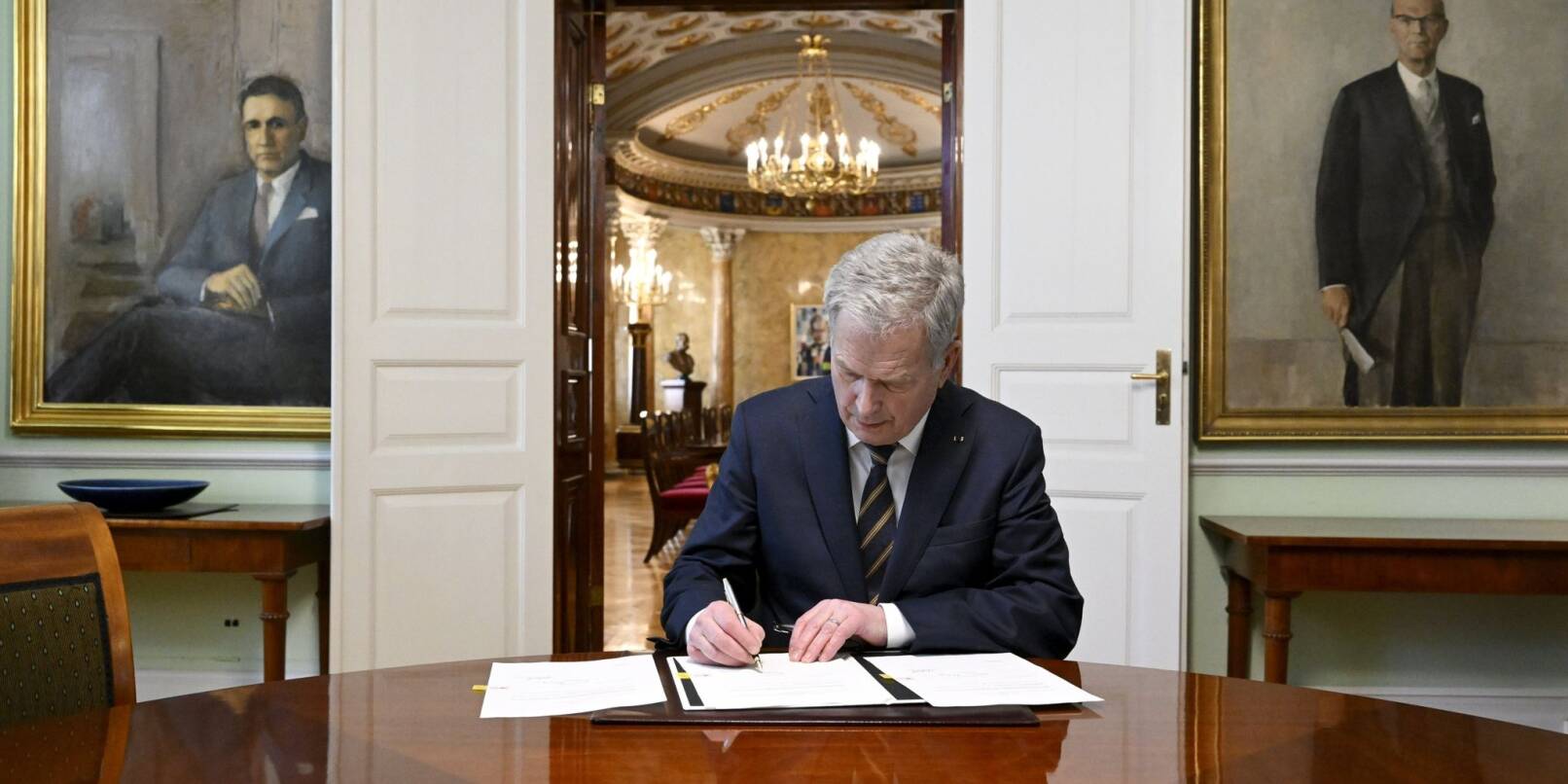Finnlands Präsident Sauli Niinistö unterzeichnet das nationale Nato-Gesetz. Noch fehlen die letzten Ratifizierungen der Türkei und Ungarns.