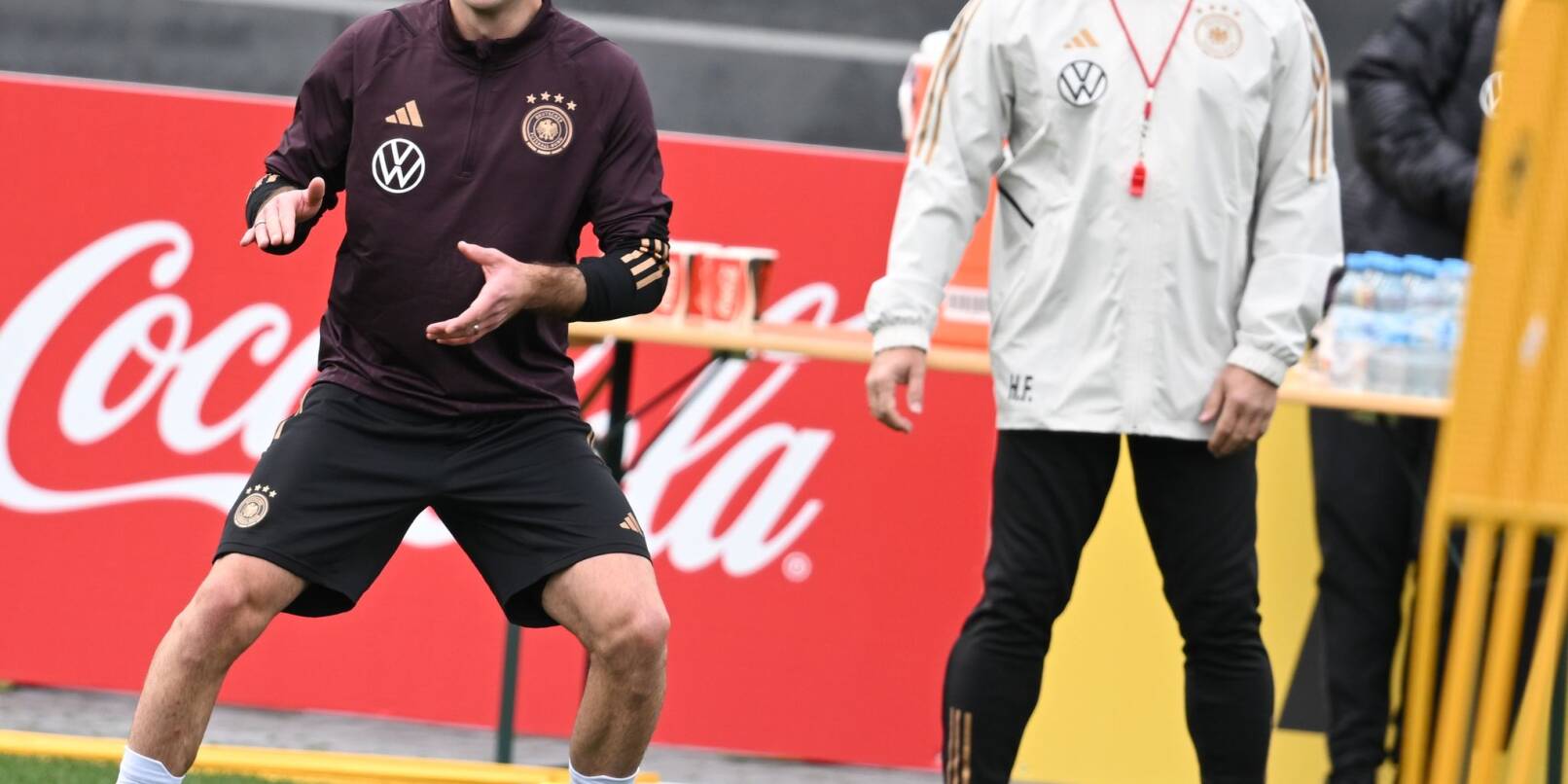 Mario Götze (l) sucht spielerisch noch nach seiner Rolle in der DFB-Elf - neben dem Platz hat er sie gefunden.