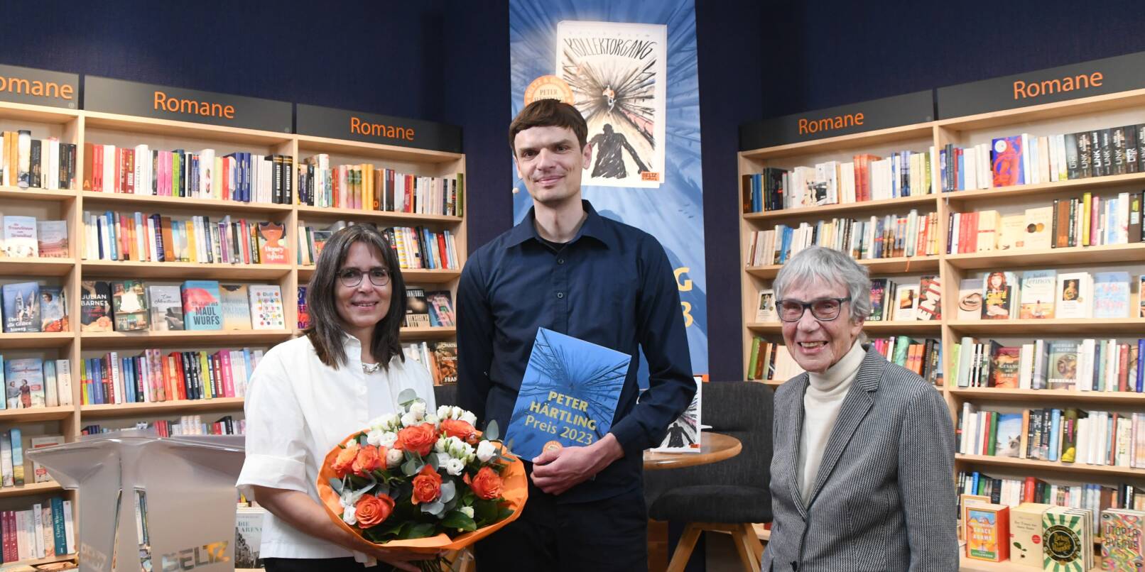 Mit dem Peter-Härtling-Preis wurde am Sonntag Autor David Blum für seinen Jugendroman „Kollektorgang“ ausgezeichnet. Die Verleihung nahmen in der Buchhandlung Beltz im Atrium Marianne Rübelmann (links) und Mechthild Härtling, die Witwe von Peter Härtling, vor.