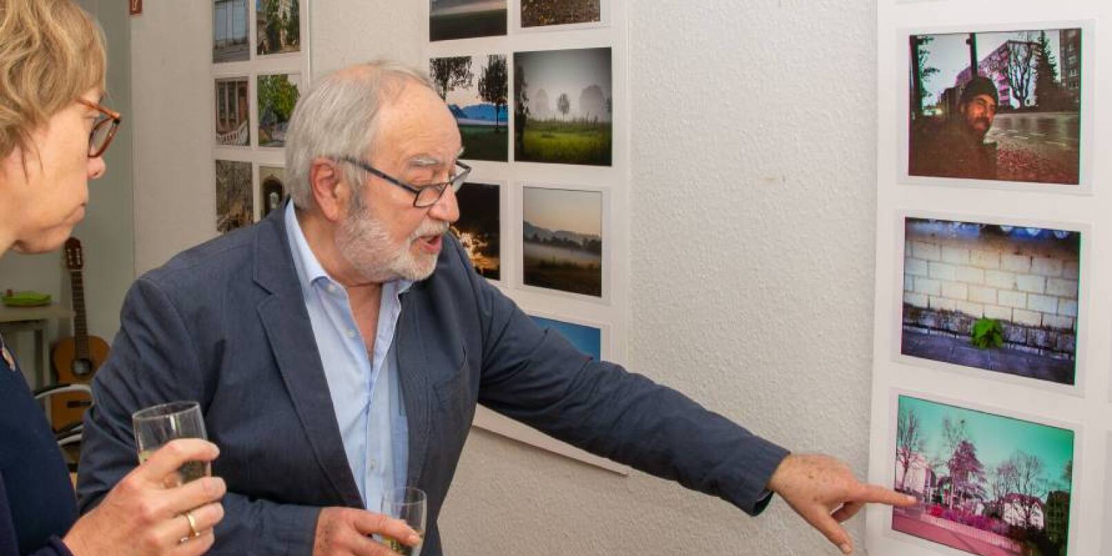 „Ansichtssachen“ lautet der Titel der Ausstellung: Im Haus der Kirche wird Fotokunst aus der Perspektive wohnsitzloser Menschen gezeigt. Der Initiator Rolf Müggenburg führte in die Werkschau ein. „Ansichtssachen“ lautet der Titel der Ausstellung: Im Haus der Kirche wird Fotokunst aus der Perspektive wohnsitzloser Menschen gezeigt. Der Initiator Rolf Müggenburg führte in die Werkschau ein.