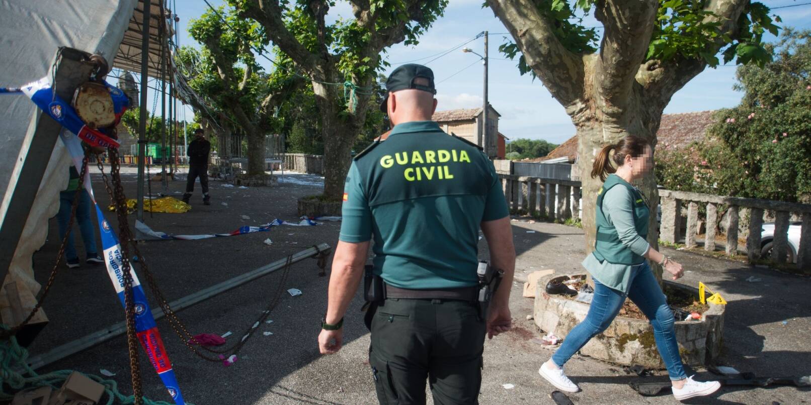 Beamte der Guardia Civil auf dem Festplatz im spanischen Vilanova de Arousa, wo eine Rentnerin mit ihrem Wagen in eine Menschenmenge gefahren ist. Beamte der Guardia Civil auf dem Festplatz im spanischen Vilanova de Arousa, wo eine Rentnerin mit ihrem Wagen in eine Menschenmenge gefahren ist.
