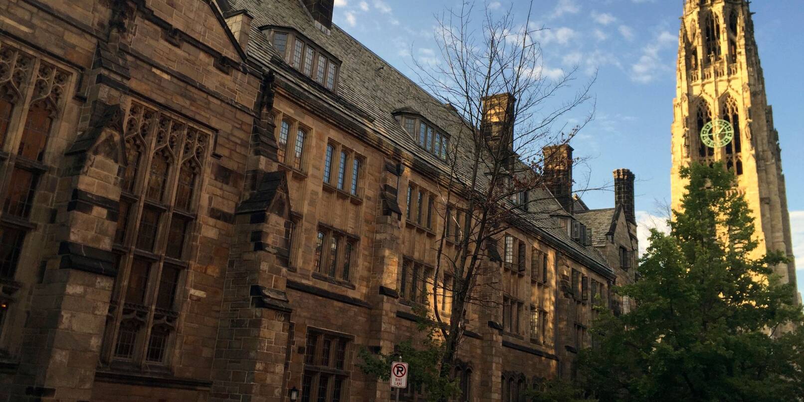 Der Harkness Tower auf dem Campus der Universität Yale.