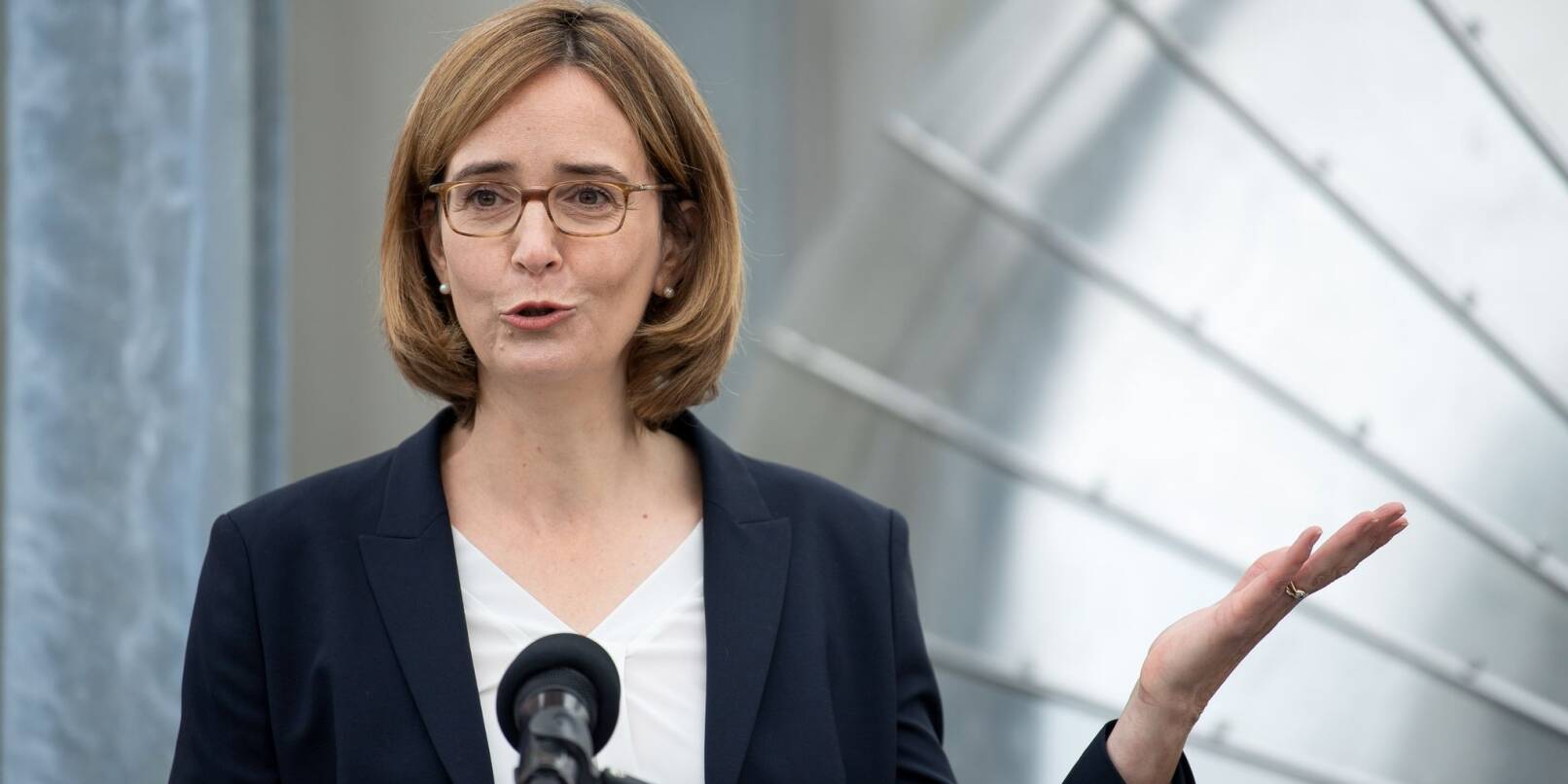 Dorothea von Boxberg, von der Lufthansa Group, spricht bei der Eröffnung der neuen Anlage zur Herstellung von CO2-neutralem Kerosin. Dorothea von Boxberg, von der Lufthansa Group, spricht bei der Eröffnung der neuen Anlage zur Herstellung von CO2-neutralem Kerosin.