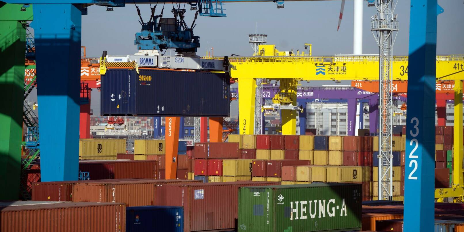 Ein Kran hebt einen Schiffscontainer im Hafen in Tianjin. Die chinesischen Exporte stiegen im April zwar an, doch geringer als im Vormonat.
