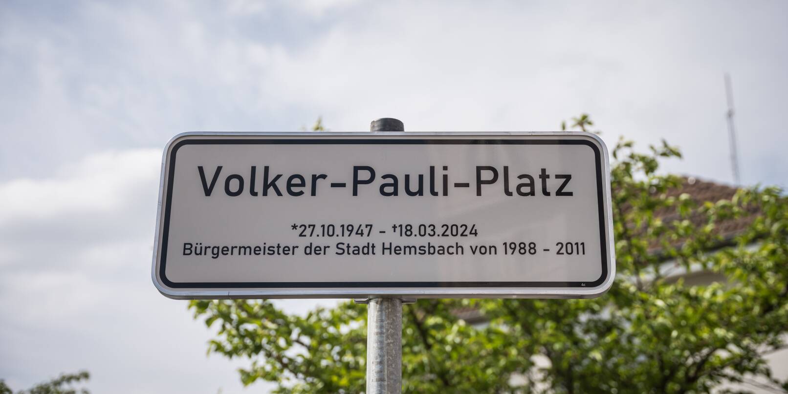 Der BMW wurde am Volker-Pauli-Platz in Hemsbach beschädigt. Der BMW wurde am Volker-Pauli-Platz in Hemsbach beschädigt.