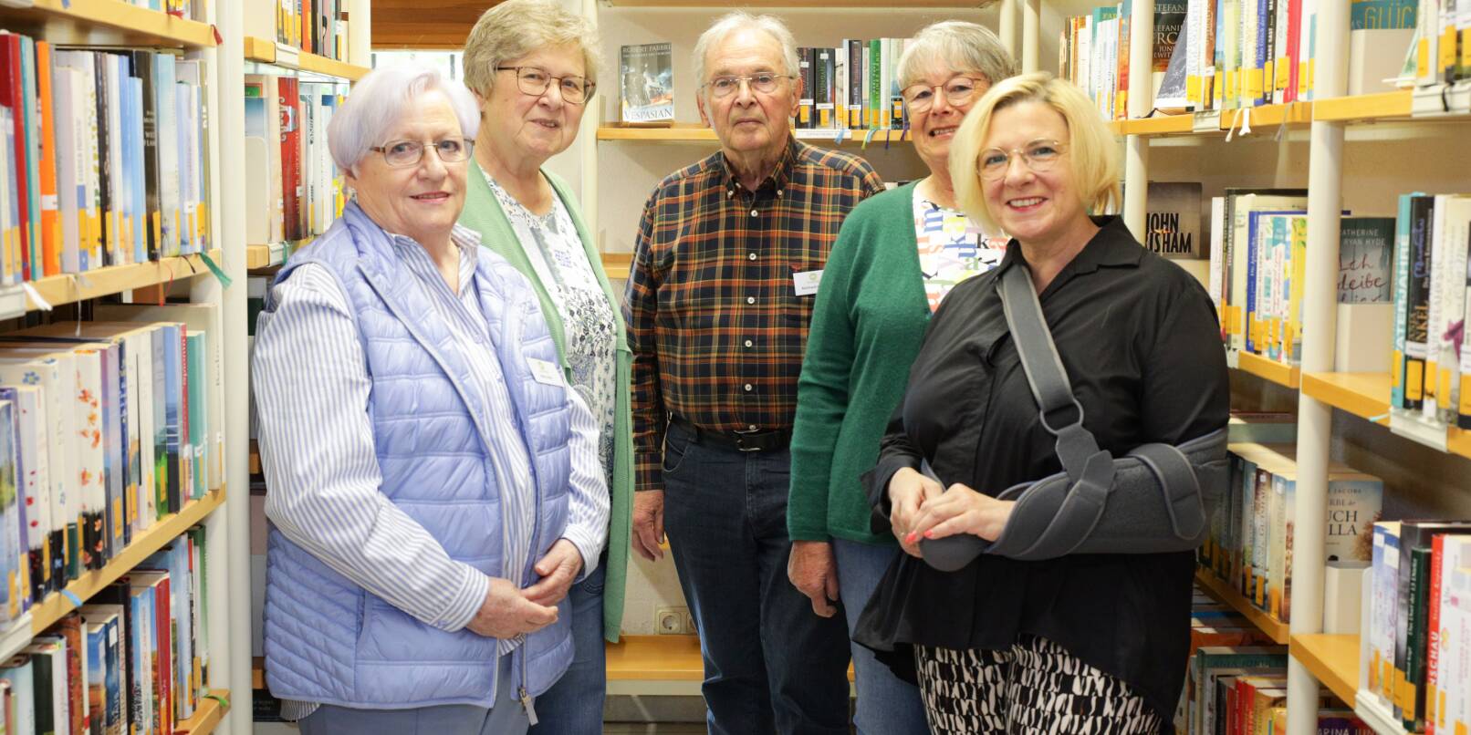 Auf einem Rundgang durch die Fürther Bücherscheune: Maria Bähr, Dr. Doris Körtje, Dr. Reinhard Kaiser, Mechthild Stephan und MdL Birgit Heitland (von links).