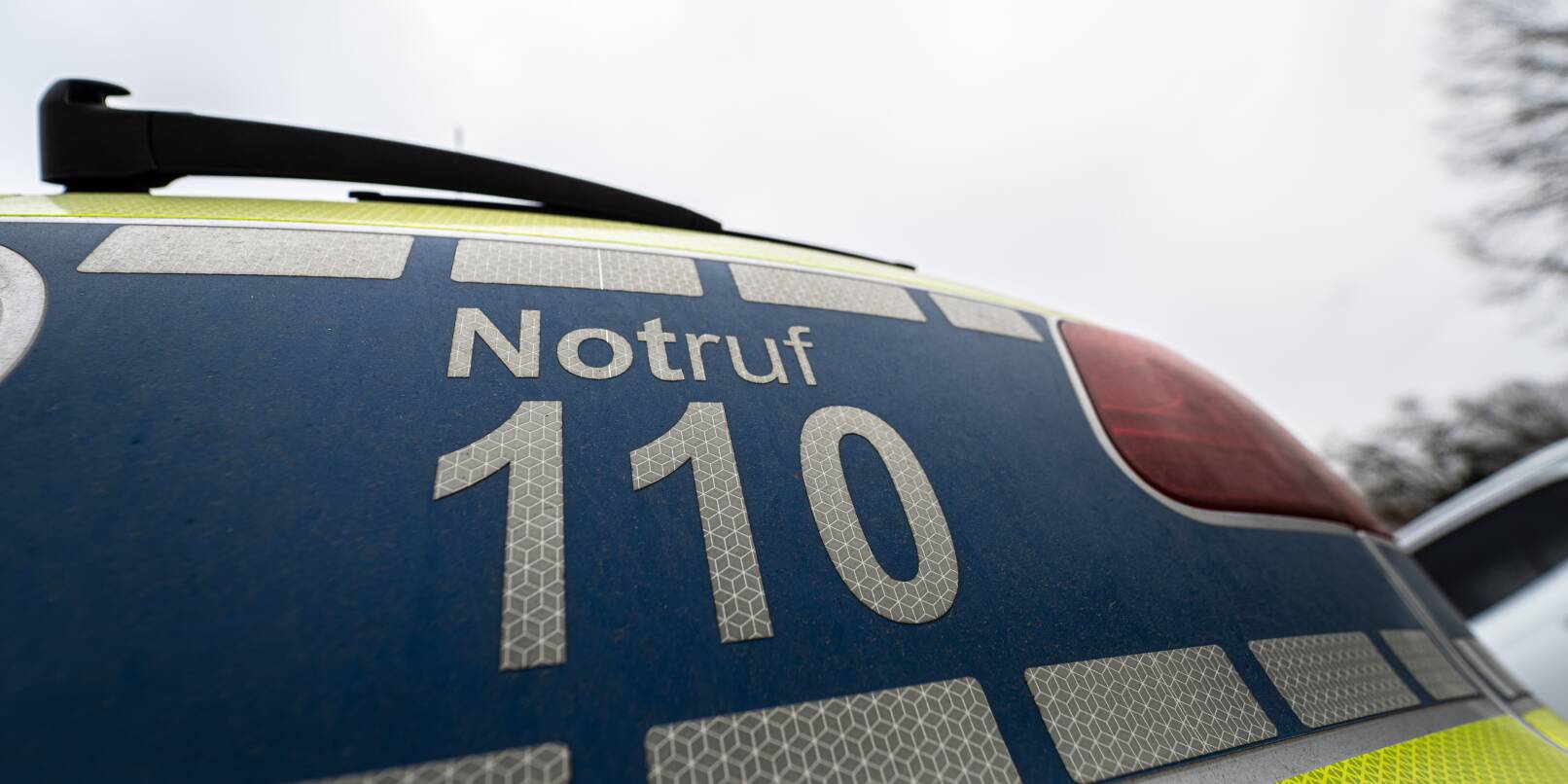 Diebe nutzen kurzes Fenster und stehlen Wertsachen aus einem Auto. Diebe nutzen kurzes Fenster und stehlen Wertsachen aus einem Auto.