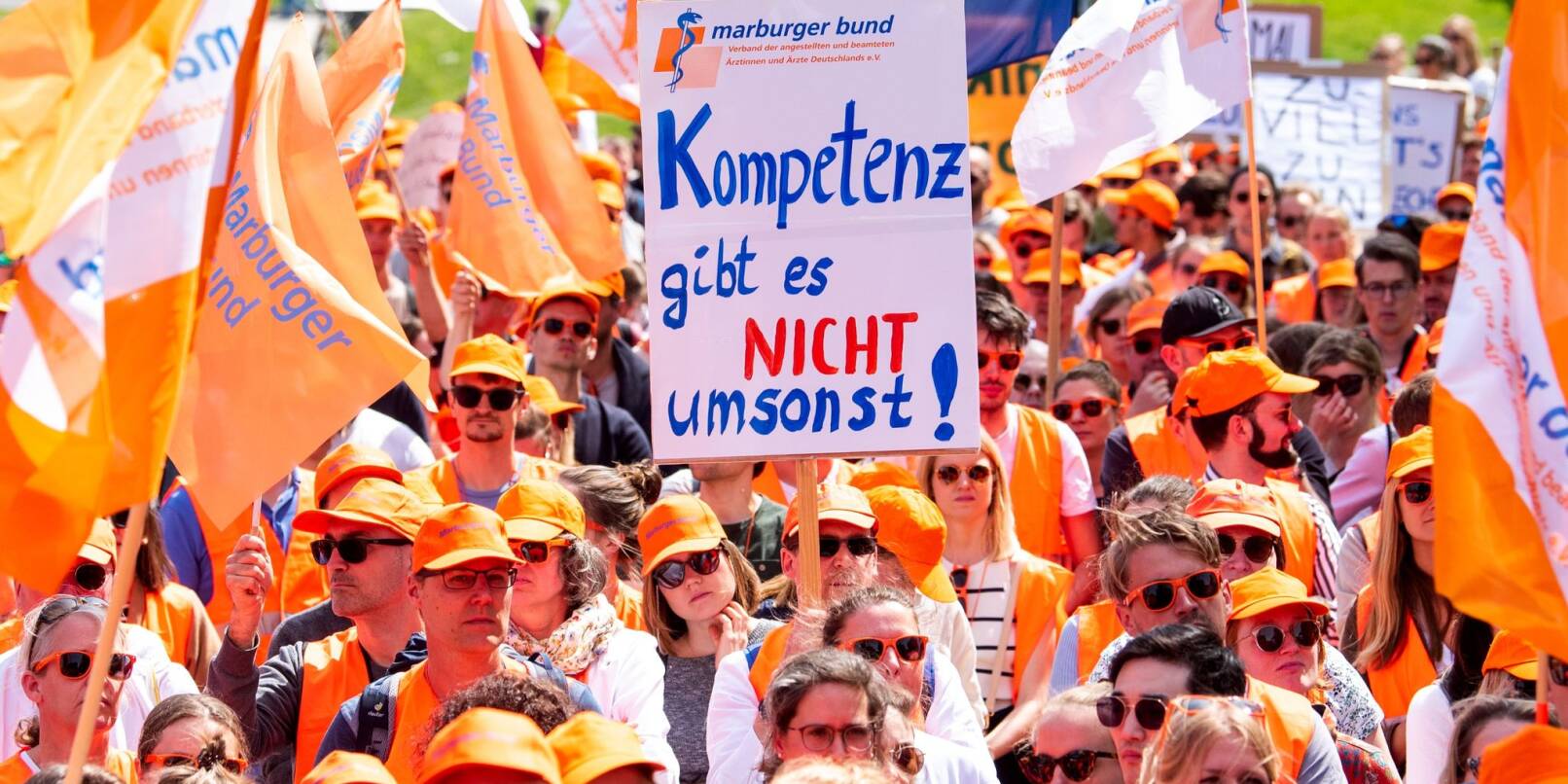 Warnstreik der Ärztegewerkschaft Marburger Bund in Hamburg.