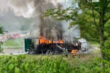 Sattelschlepper mit Fahrzeugteilen brennt auf A5 aus 
