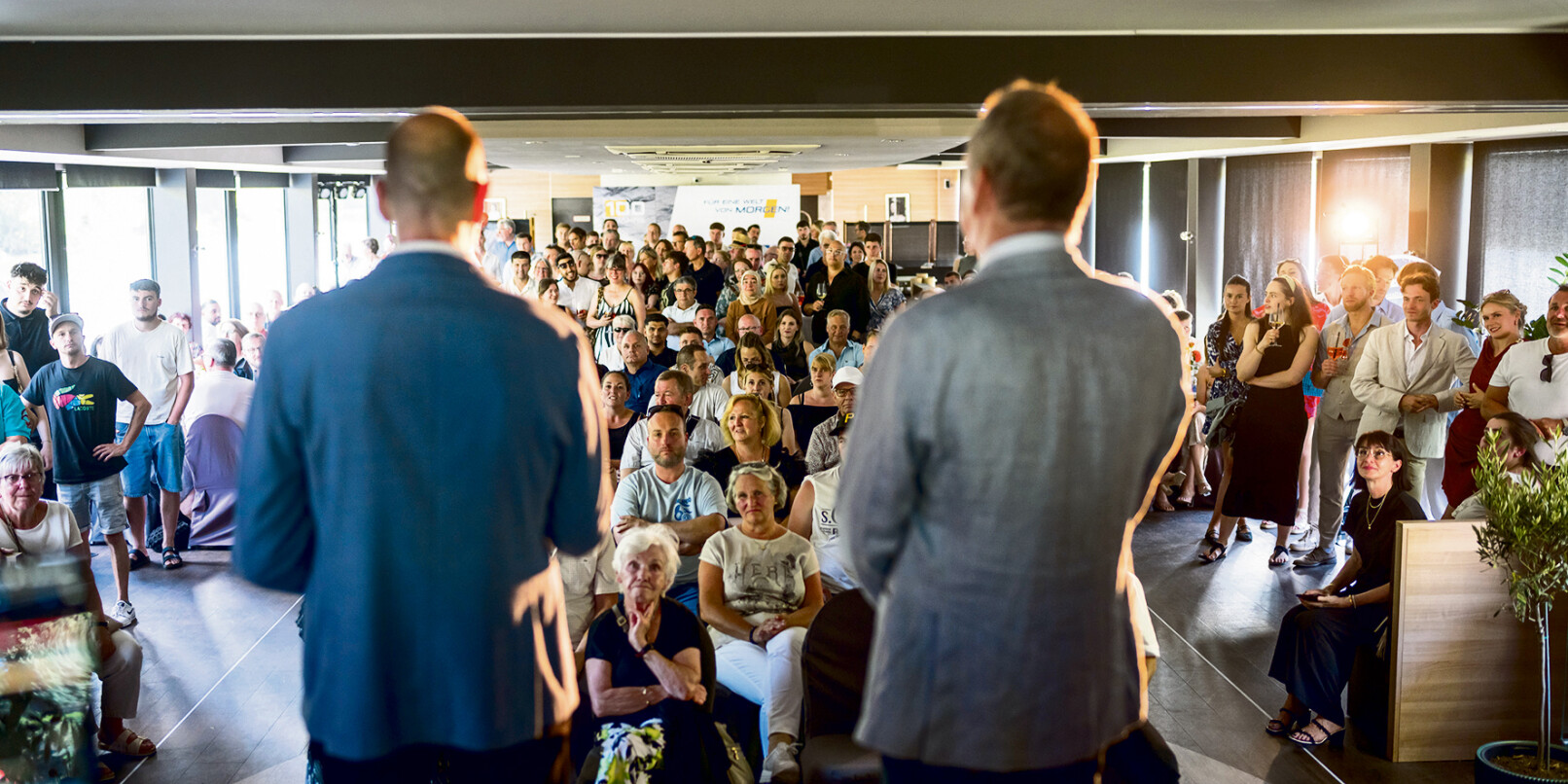 Eröffnung des Jubiläumsabends durch Jochen und Jürgen Kadel. Eröffnung des Jubiläumsabends durch Jochen und Jürgen Kadel.