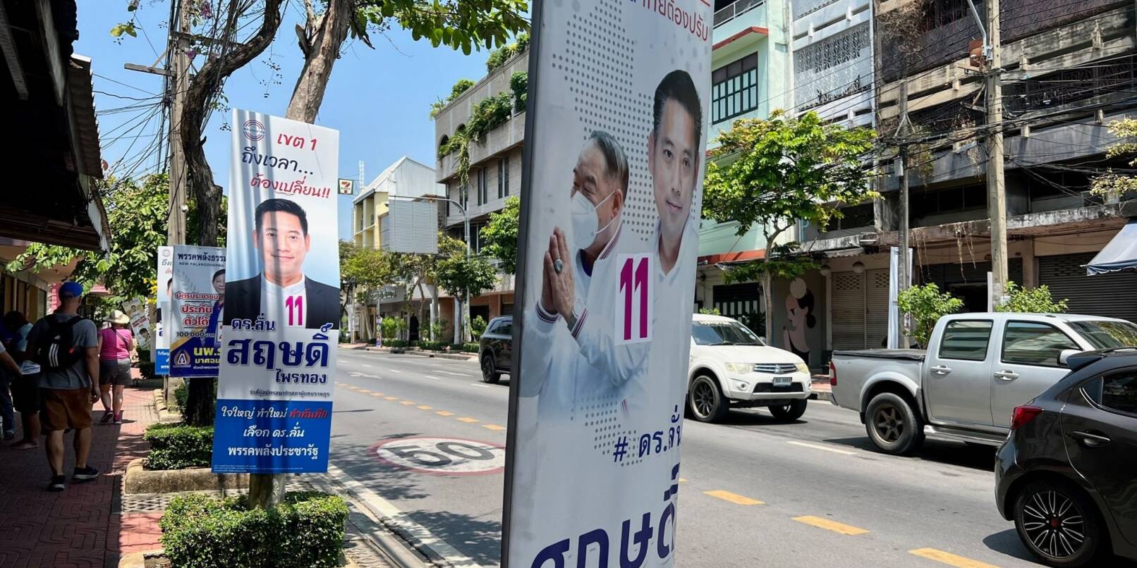 Wahlplakate an einer Straße in Bangkok. Am Sonntag wählt Thailand ein neues Parlament. Die Opposition liegt in Umfragen vorne.