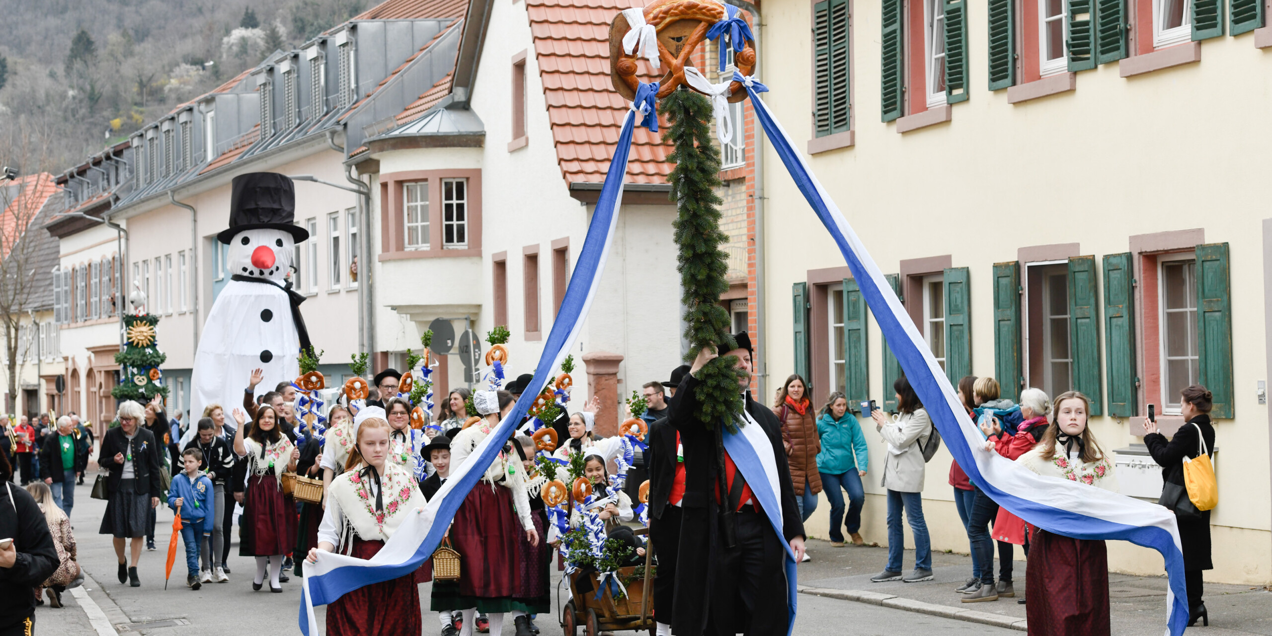 Der Schneemann führt den Sommertagszug in Weinheim an. Der Schneemann führt den Sommertagszug in Weinheim an.