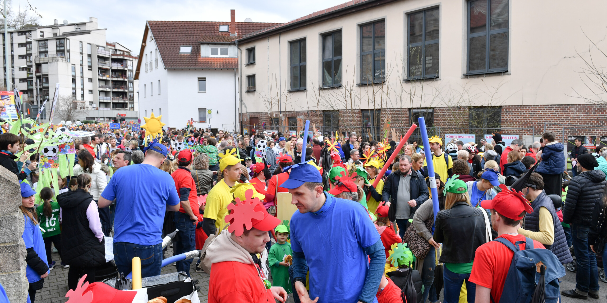 Knapp 3000 Menschen nahmen am Weinheimer Sommertagszug teil. Die Zugaufstellung erfolgt traditionell entlang der Grundelbachstraße und vor der Peterskirche. Knapp 3000 Menschen nahmen am Weinheimer Sommertagszug teil. Die Zugaufstellung erfolgt traditionell entlang der Grundelbachstraße und vor der Peterskirche.