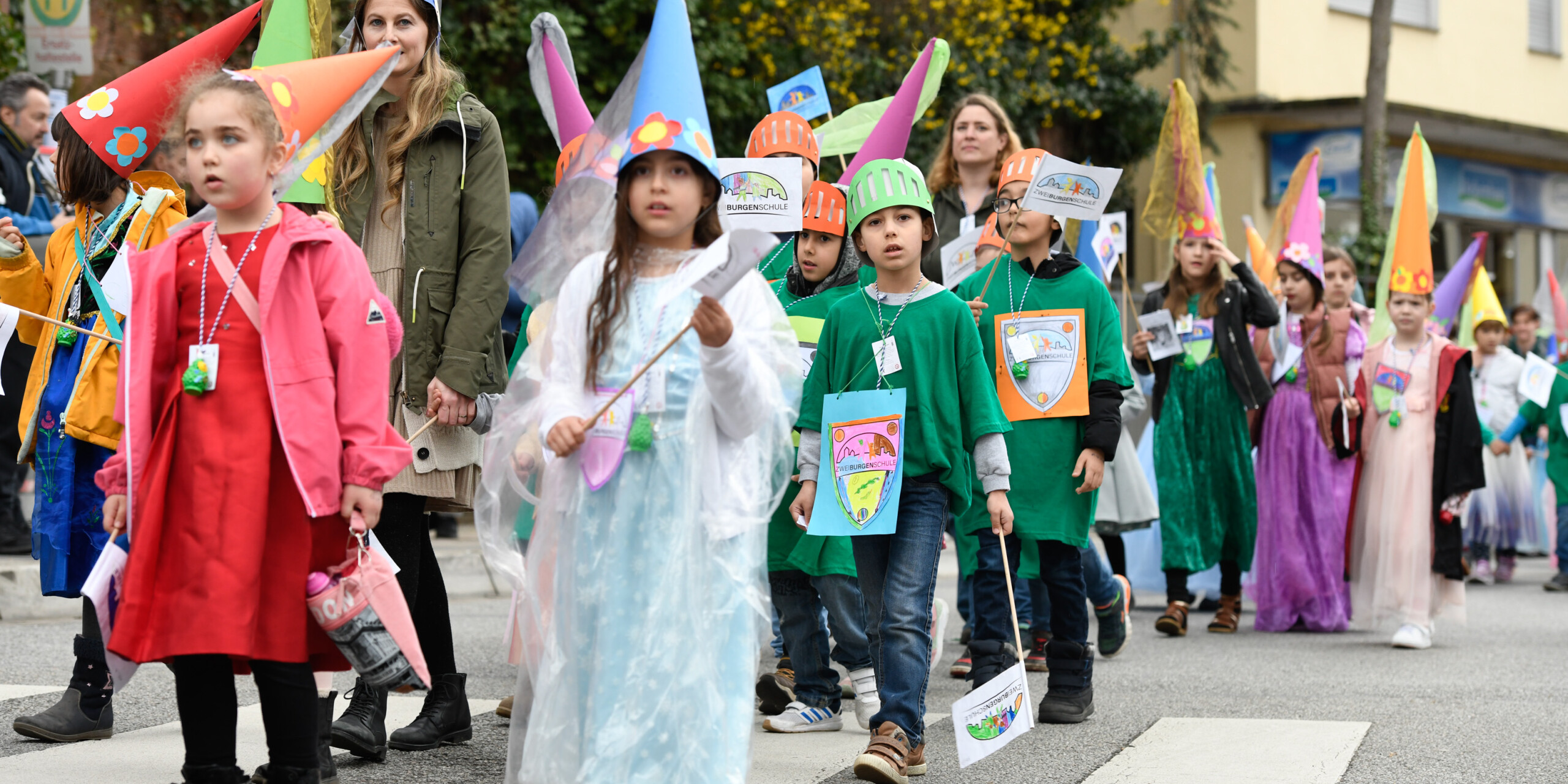 Als Burgfräulein und Ritter waren die Kinder der Zweiburgenschule Weinheim beim  Sommertagszug verkleidet. Als Burgfräulein und Ritter waren die Kinder der Zweiburgenschule Weinheim beim  Sommertagszug verkleidet.
