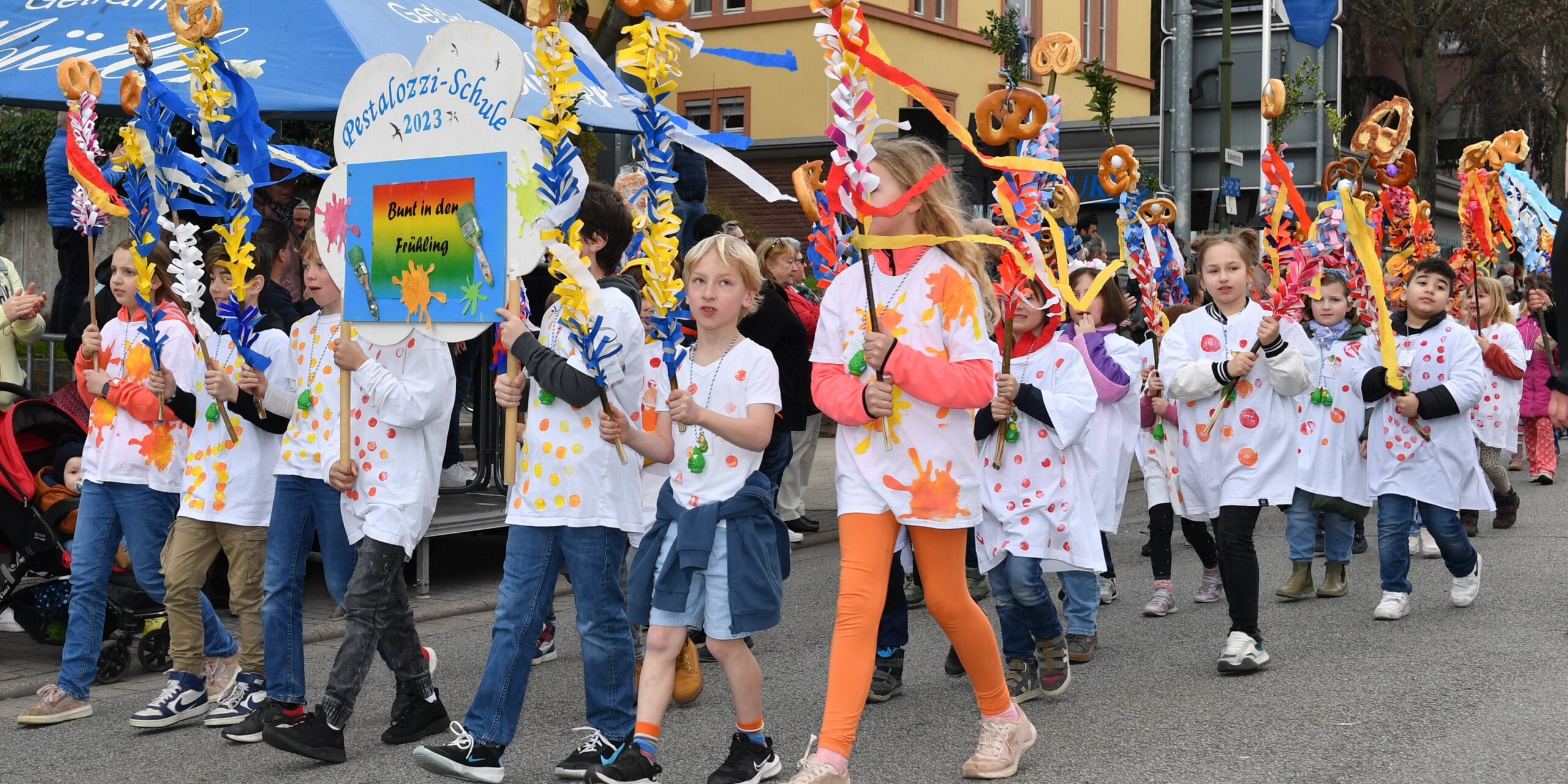 Die Pestalozzischule war mit mehr als 300 Teilnehmern die größte Gruppe beim Weinheimer Sommertagszug. Die Pestalozzischule war mit mehr als 300 Teilnehmern die größte Gruppe beim Weinheimer Sommertagszug.