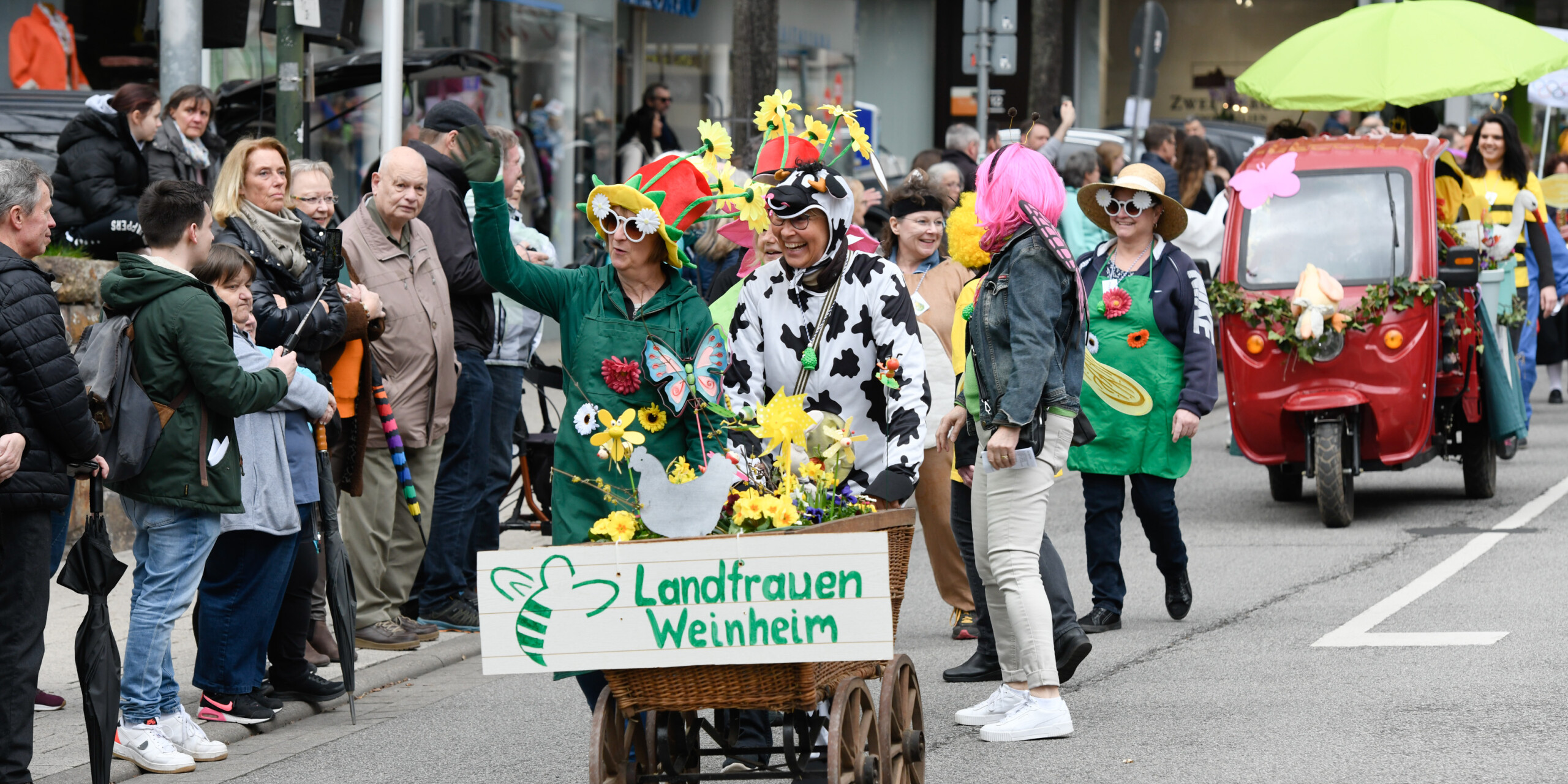 Blumen, Schmetterlinge und jede Menge gute Laune prägten die Gruppe der Landfrauen Weinheim beim Sommertagszug. Blumen, Schmetterlinge und jede Menge gute Laune prägten die Gruppe der Landfrauen Weinheim beim Sommertagszug.