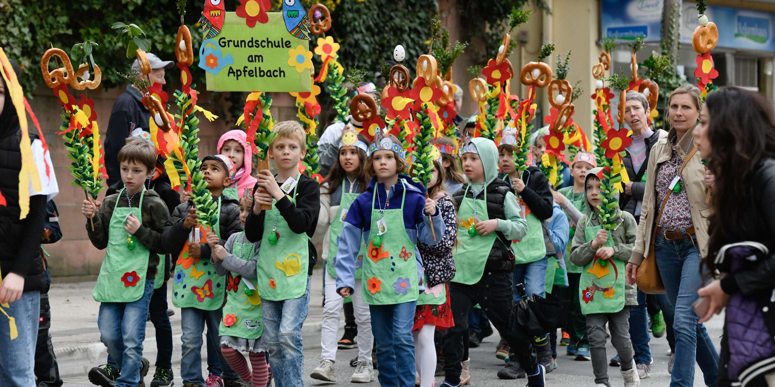 Weinheims kleinste Grundschule, die Grundschule am Apfelbach in Rippenweier, durfte natürlich beim Sommertagszug nicht fehlen. Weinheims kleinste Grundschule, die Grundschule am Apfelbach in Rippenweier, durfte natürlich beim Sommertagszug nicht fehlen.