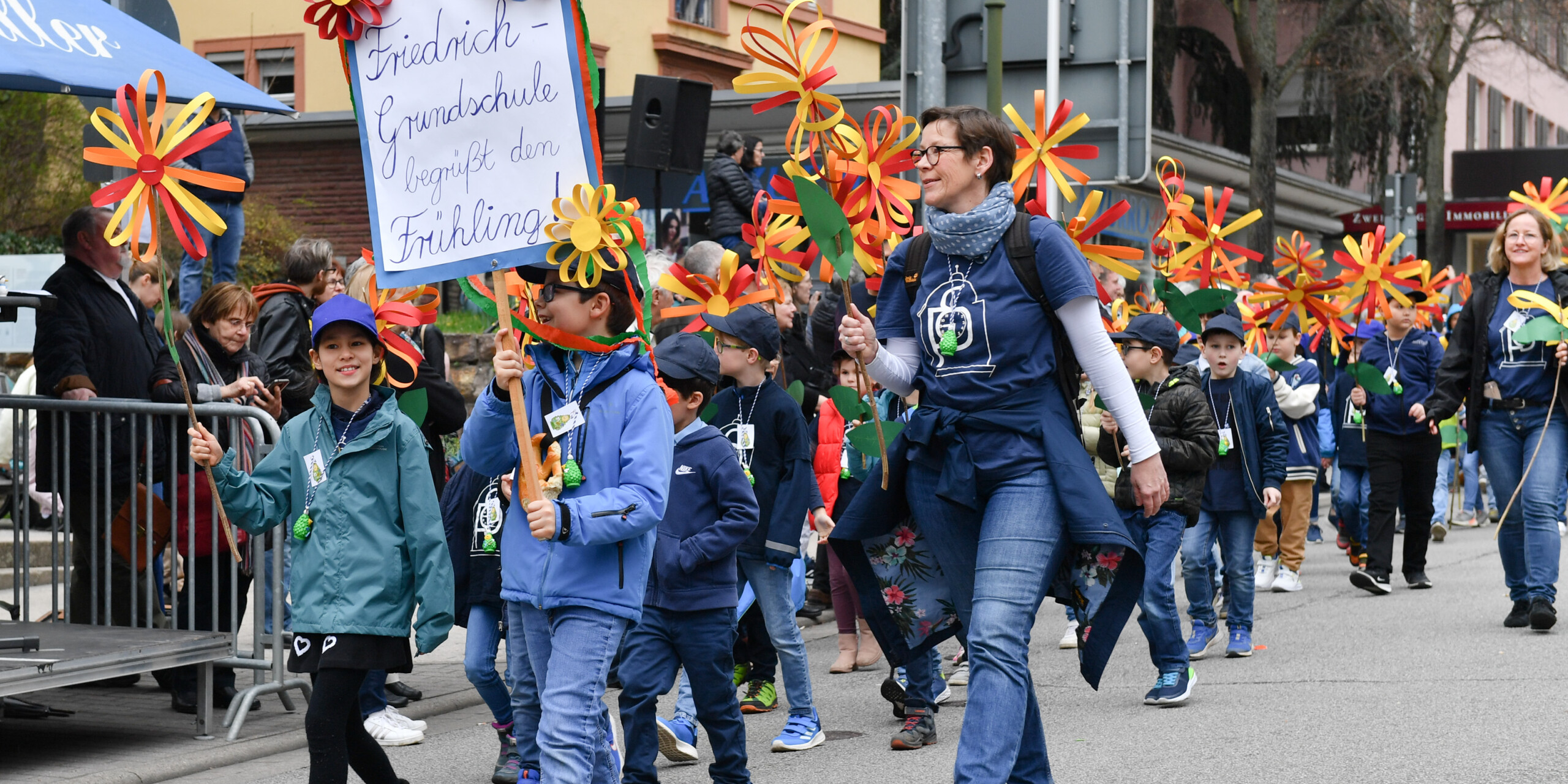 Mit selbstgebastelten Blumen zogen die Schüler der Friedrich-Grundschule die Blicke beim Weinheimer Sommertagszug auf sich. Mit selbstgebastelten Blumen zogen die Schüler der Friedrich-Grundschule die Blicke beim Weinheimer Sommertagszug auf sich.