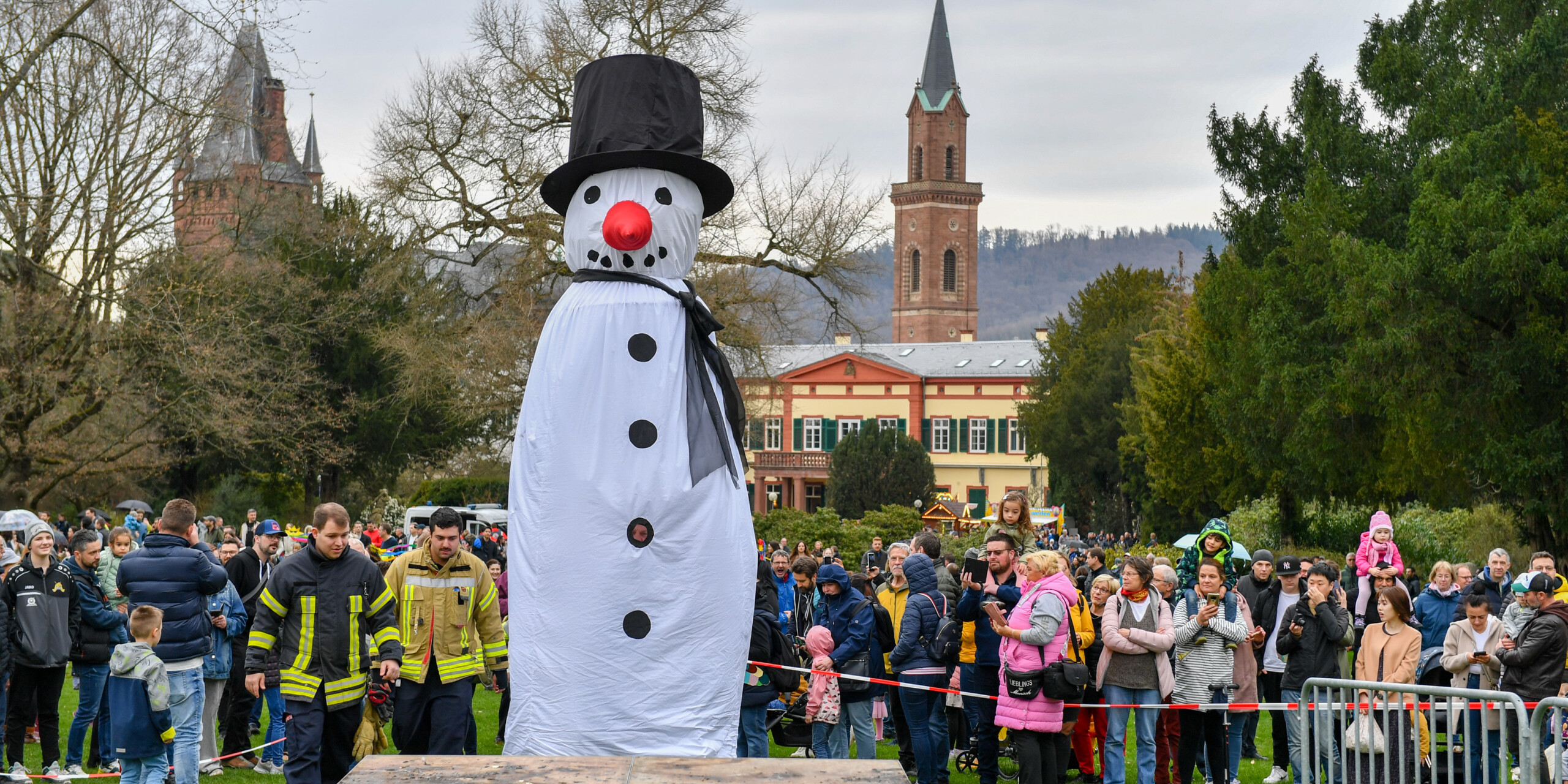 Da steht er noch ganz unbeschadet: Der Schneemann wartet im Weinheimer Schlosspark darauf, verbrannt zu werden. Da steht er noch ganz unbeschadet: Der Schneemann wartet im Weinheimer Schlosspark darauf, verbrannt zu werden.
