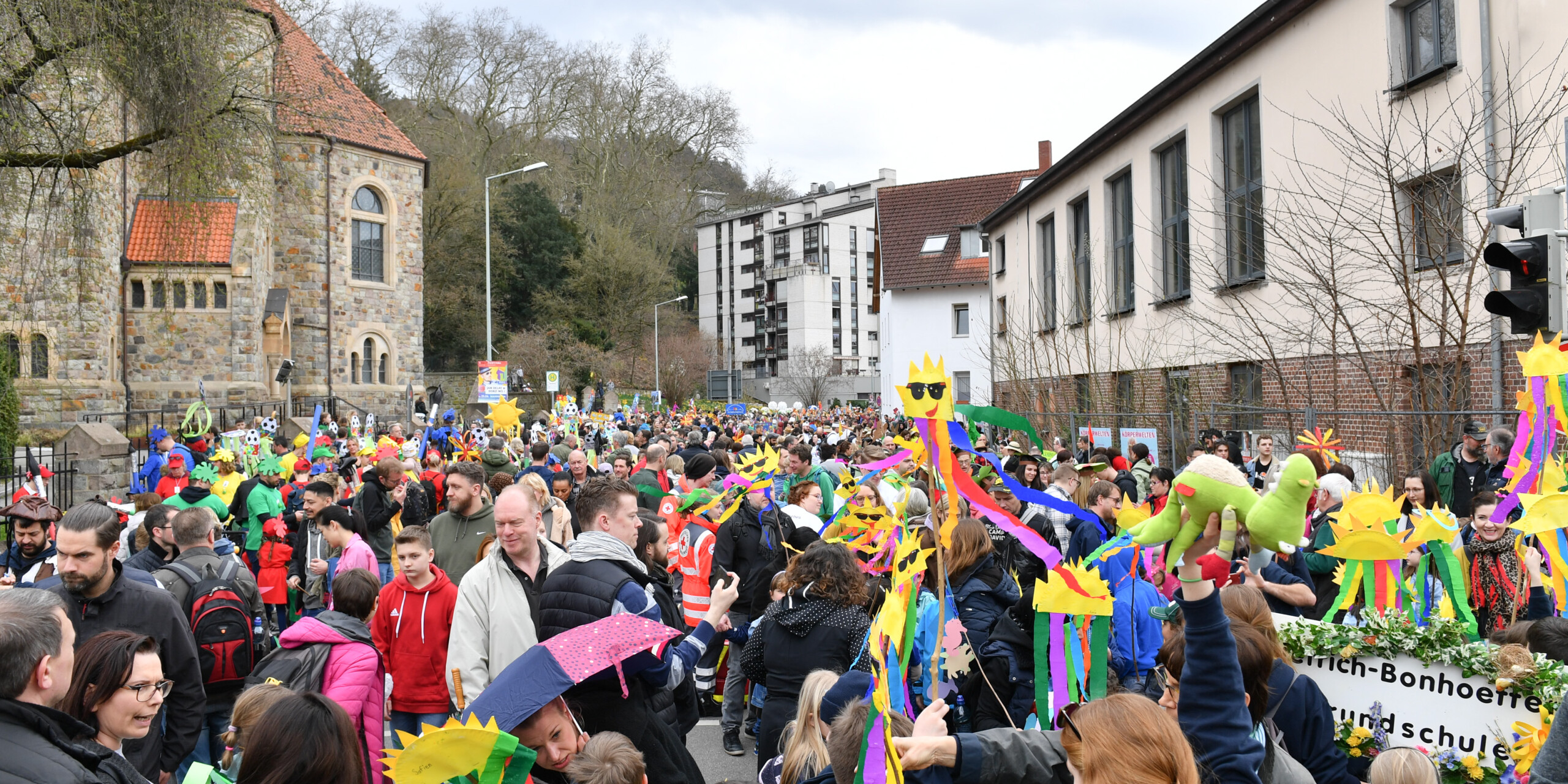 Große Spannung vor dem Abmarsch: Vor der Peterskirche und entlang der Grundelbachstraße formierten sich die Gruppen für den Weinheimer Sommertagszug. Große Spannung vor dem Abmarsch: Vor der Peterskirche und entlang der Grundelbachstraße formierten sich die Gruppen für den Weinheimer Sommertagszug.