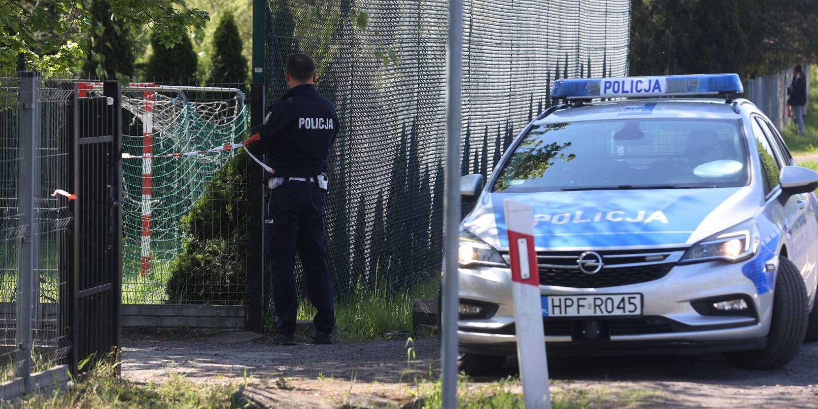 Ein Polizist sichert Spuren am Tatort im polnischen Tomislawice. Bei einer Messerattacke ist ein 16-jähriges Mädchen getötet worden.
