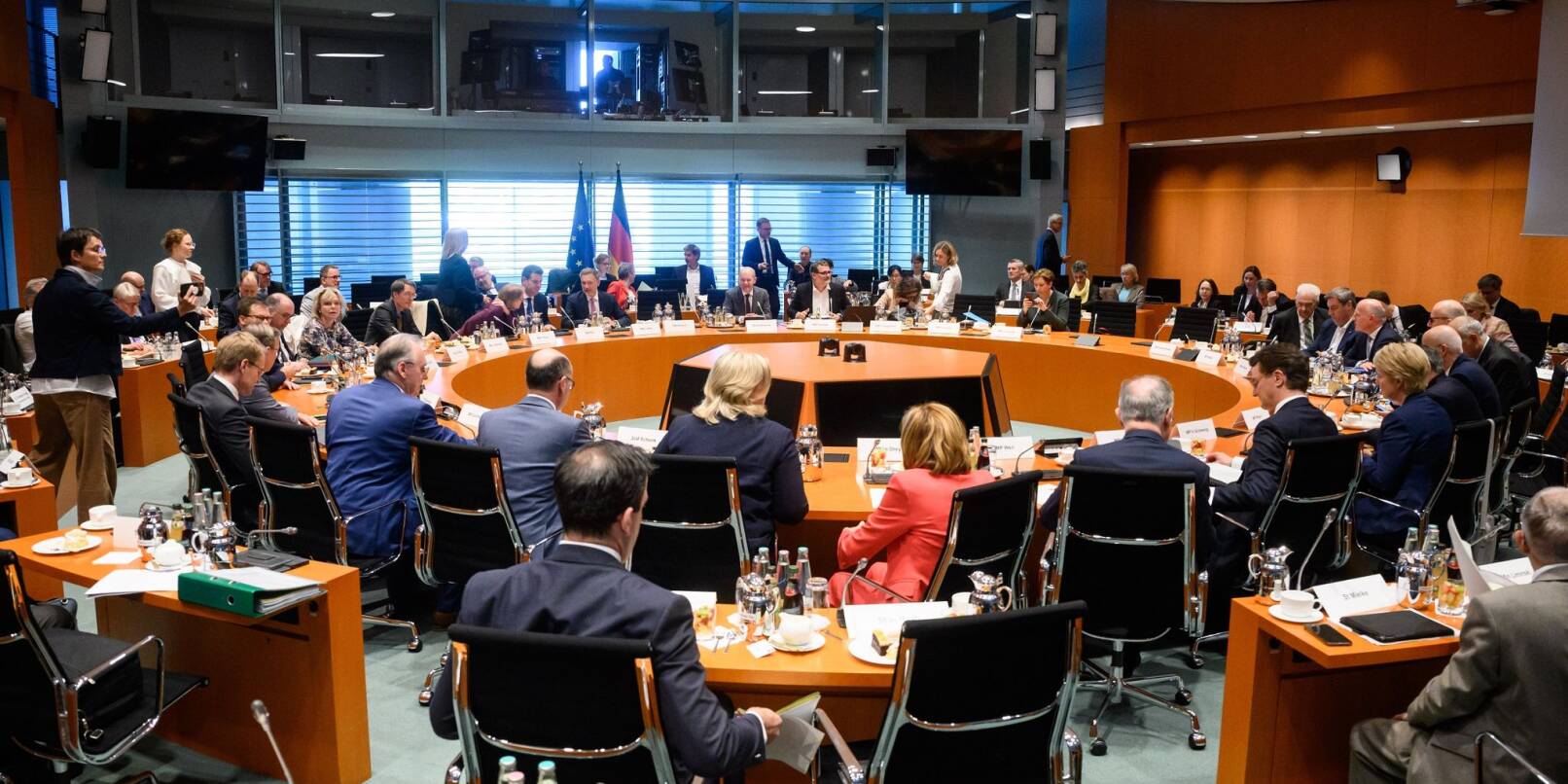Mitglieder der Bundesregierung und der Ministerpräsidentenkonferenz sitzen zu Beginn des Bund-Länder-Gipfels im Bundeskanzleramt.