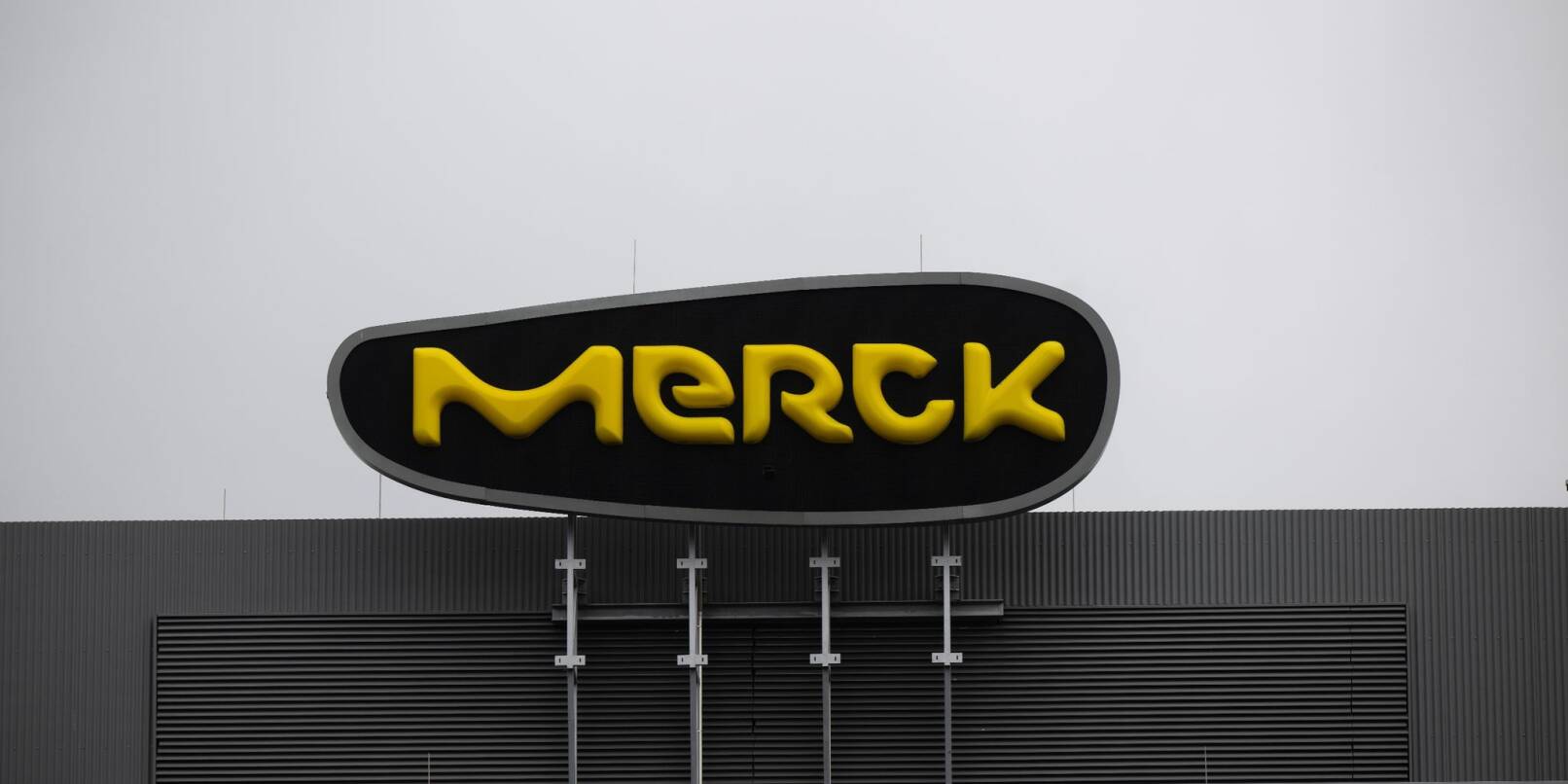 Das Logo des Dax-Konzerns Merck in Darmstadt.