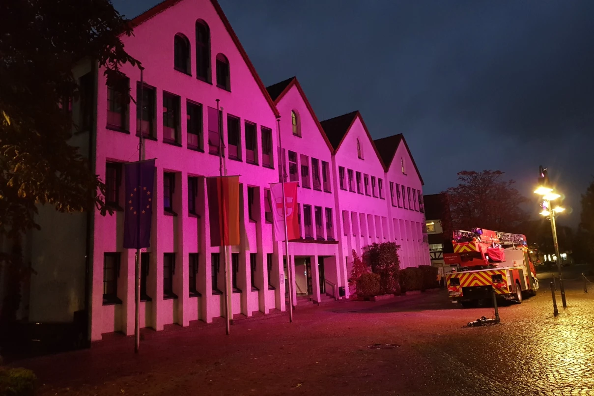 Darum ist das Fürther Rathaus im Oktober Pink